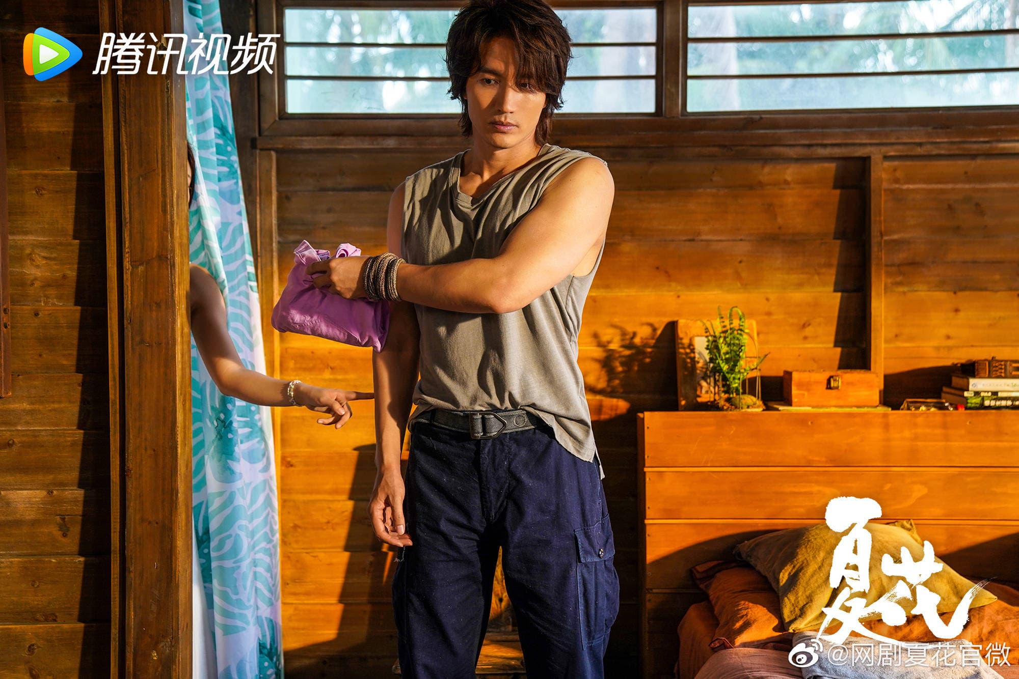 言承旭在劇集《夏花》中難得演出粗獷但man爆的工人,渾身都散發性感誘人訊息。(夏花官博)