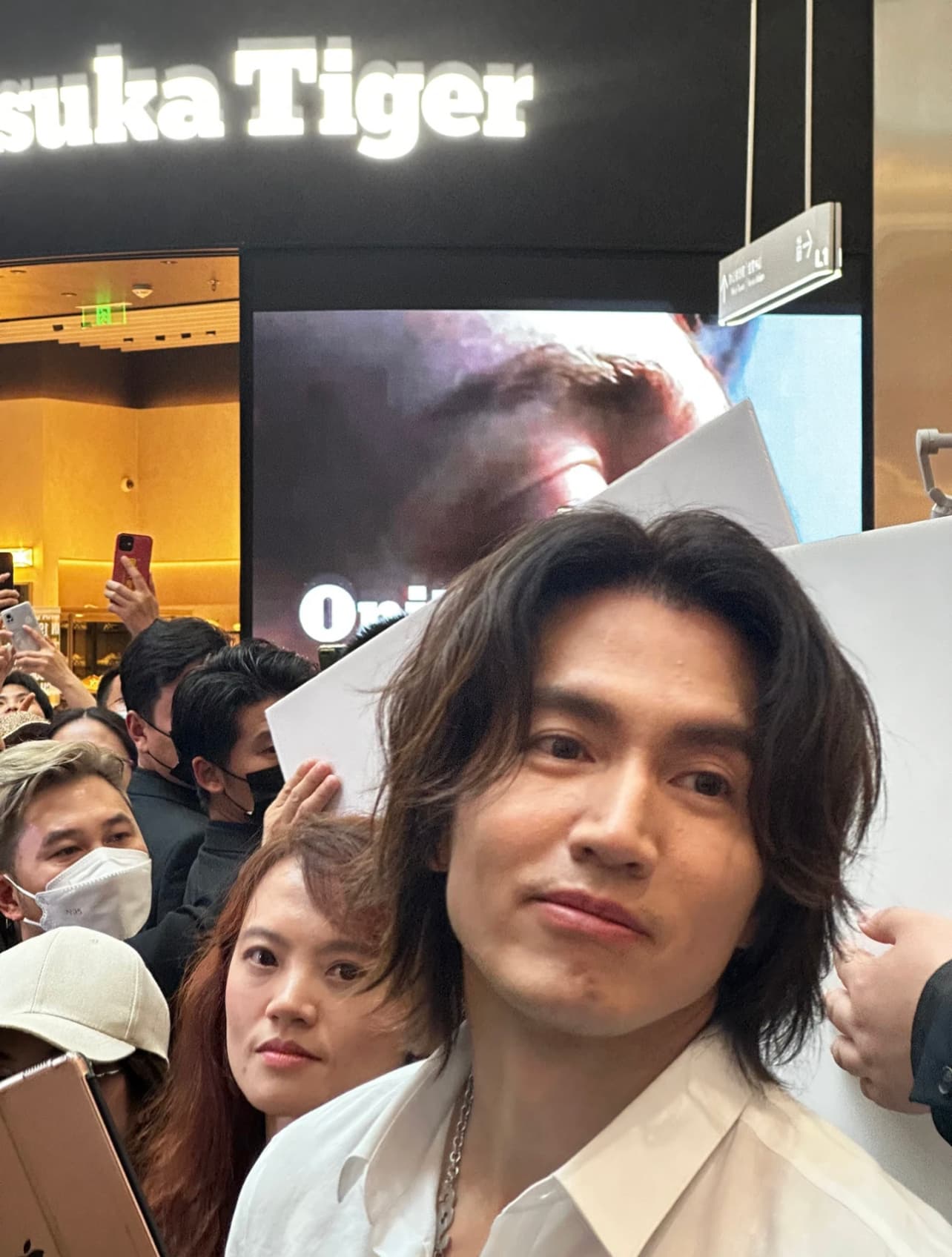言承旭出席代言活動,簡單的打扮加上自然的狀態,體型也一直維持著,一點都不像46歲,被網友封為「抗老天花板」。(微博圖片)