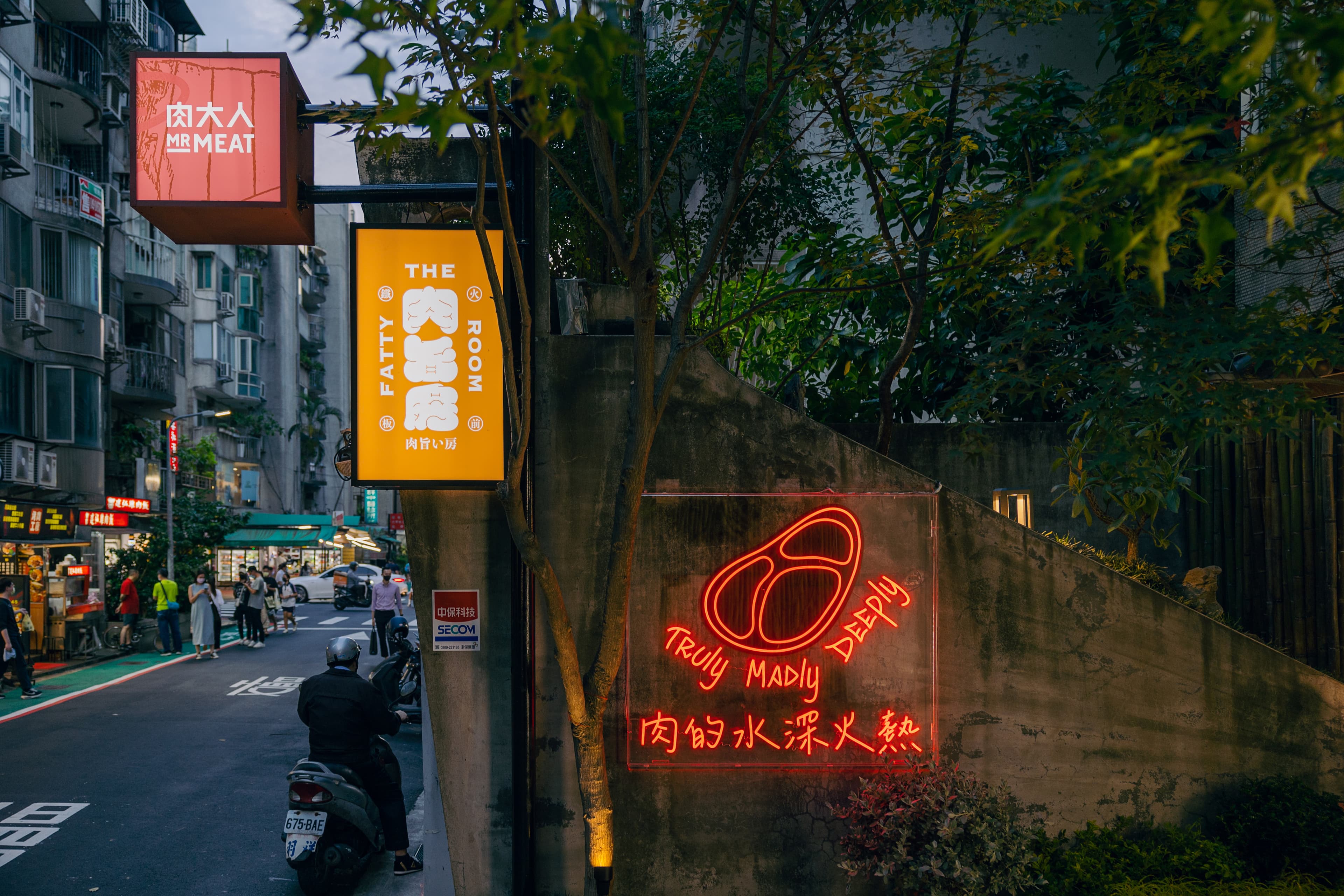 「肉旨房」與兄弟店「肉大人」比鄰而立,分別主打日式漢堡排和嚴選肉火鍋。(肉旨房提供)