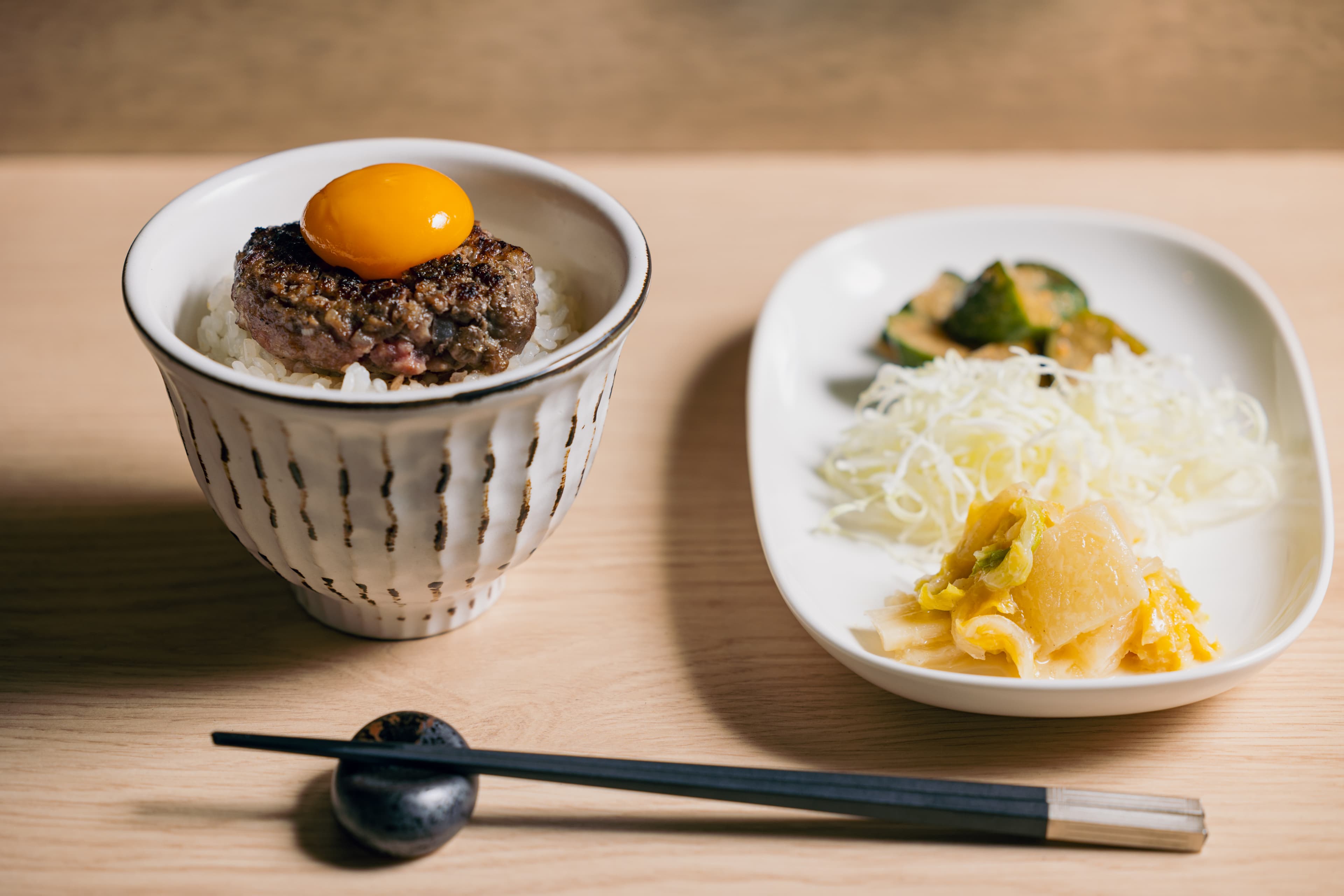 「黑毛和牛漢堡排定食」肉排外酥內嫩,可搭配生蛋黃或醃菜一起吃,降低調味的鹹度。(550元/份,肉旨房提供)