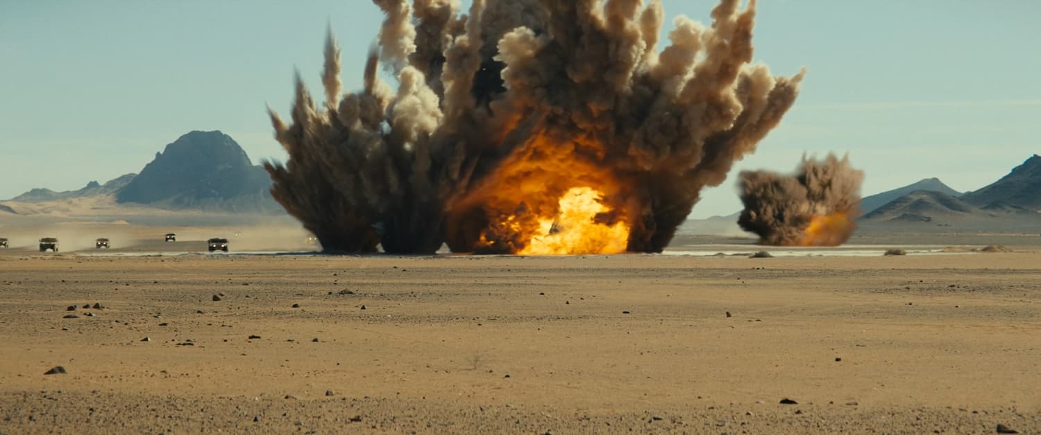 片中的各種軍事爆破場面看起來驚人,都是為了拍戲特別運到當地的火藥。(車庫娛樂提供)