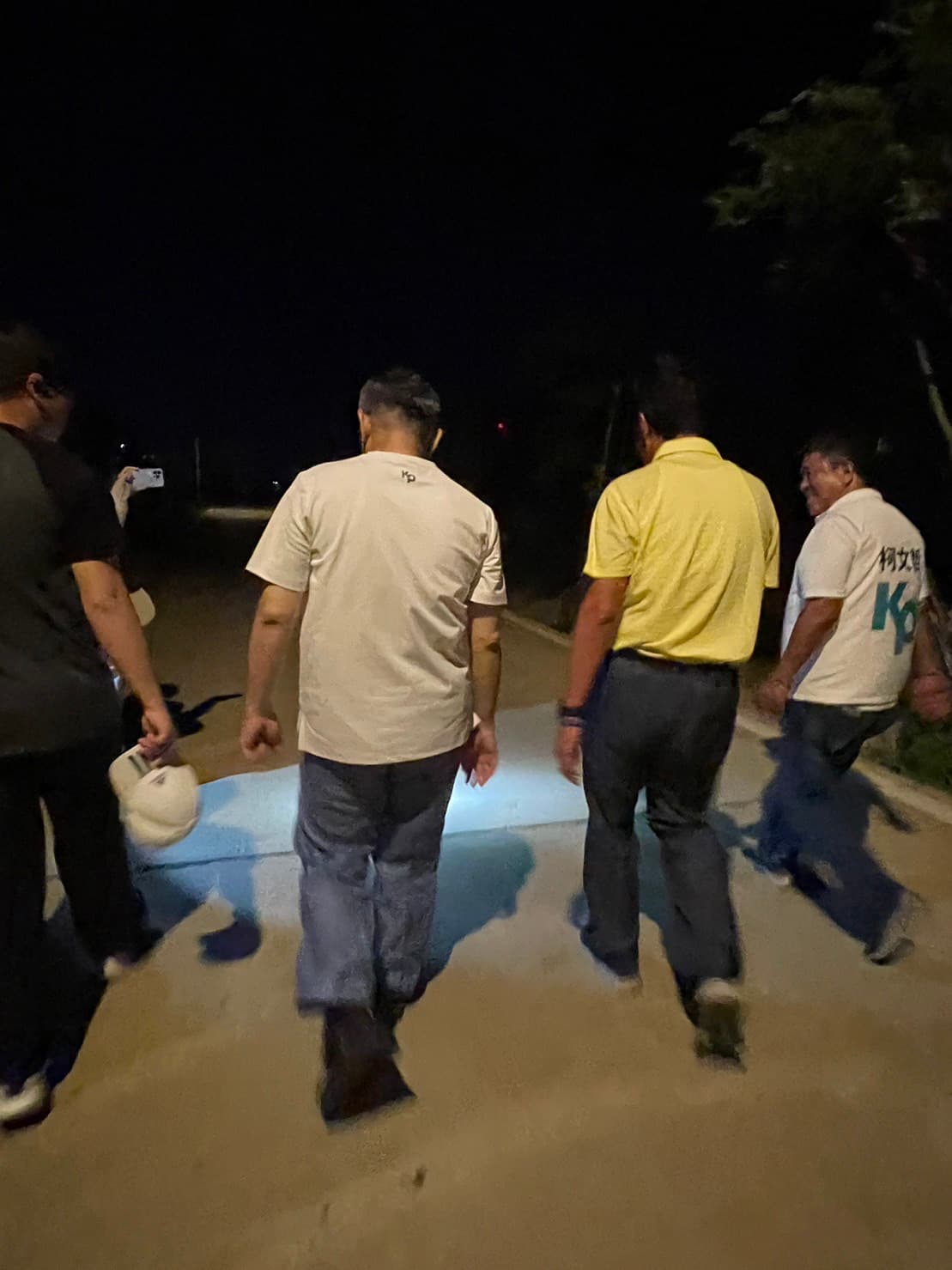 郭台銘直奔柯文哲在金門下榻的民宿,2人散步到海邊,遭民眾直擊拍下。(讀者提供)