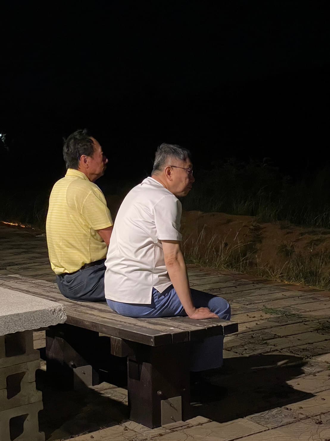 郭台銘直奔柯文哲金門下榻民宿後,2人散步到周邊海濱,還坐下聊天。(讀者提供)