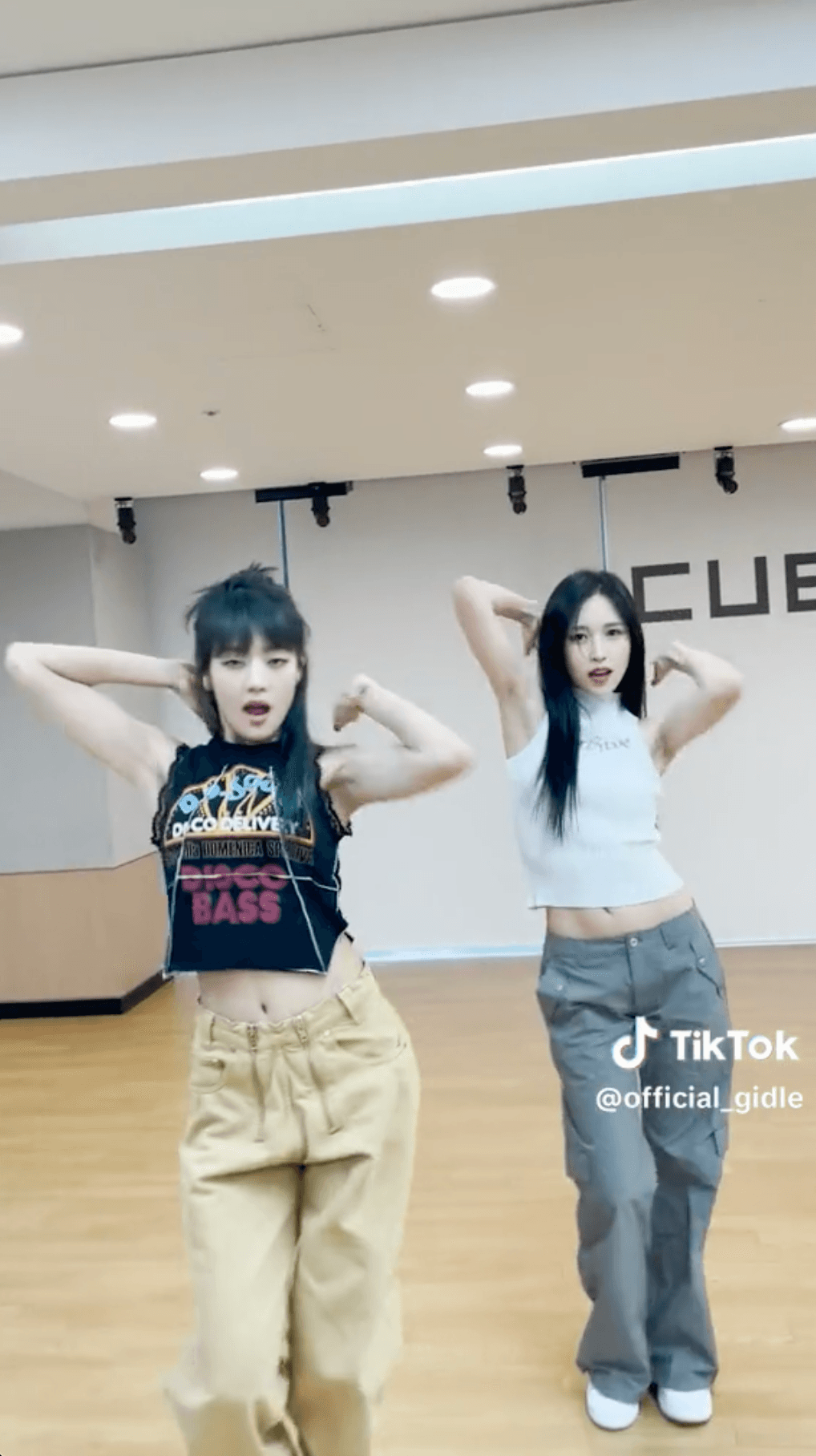 Minnie(左)和Mina跳同樣舞步有不同風情。(截圖自(G)I-DLE TikTok)