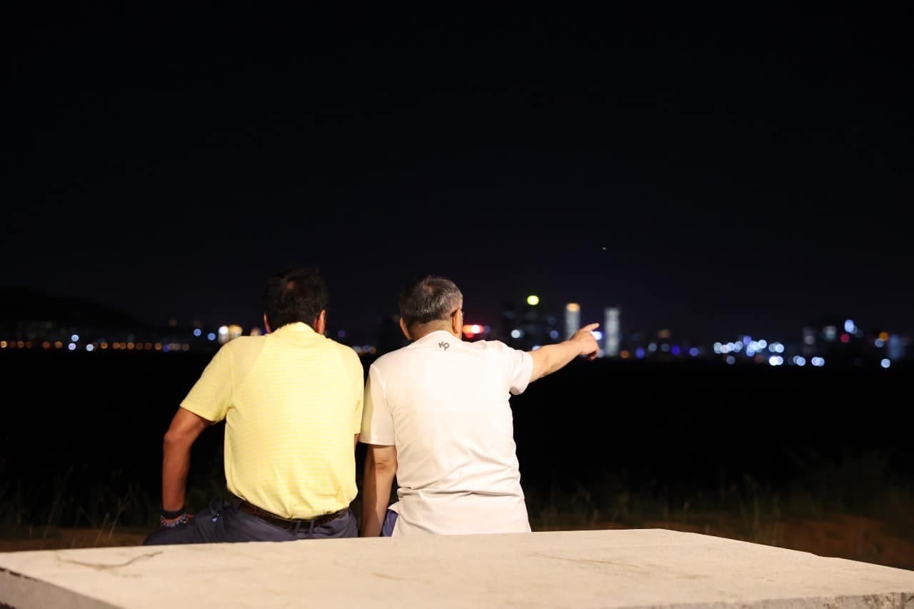 郭台銘（左）與柯文哲（右）昨晚一起坐在海邊聊天。（翻攝自郭台銘臉書）