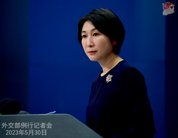 毛寧於外交部例行記者會回應外媒記者提問。（翻攝自中國外交部官網）