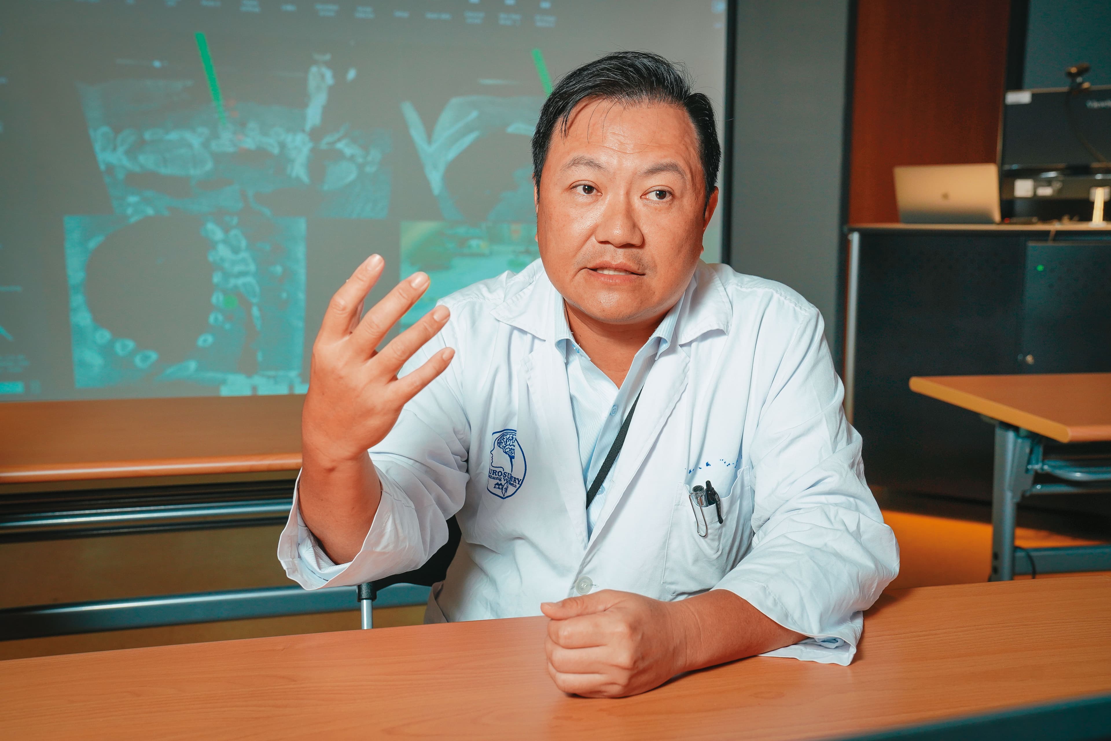 台中榮總神經外科主任楊孟寅以實際執刀的經驗表示,AR讓醫師彷彿有一雙透視眼。