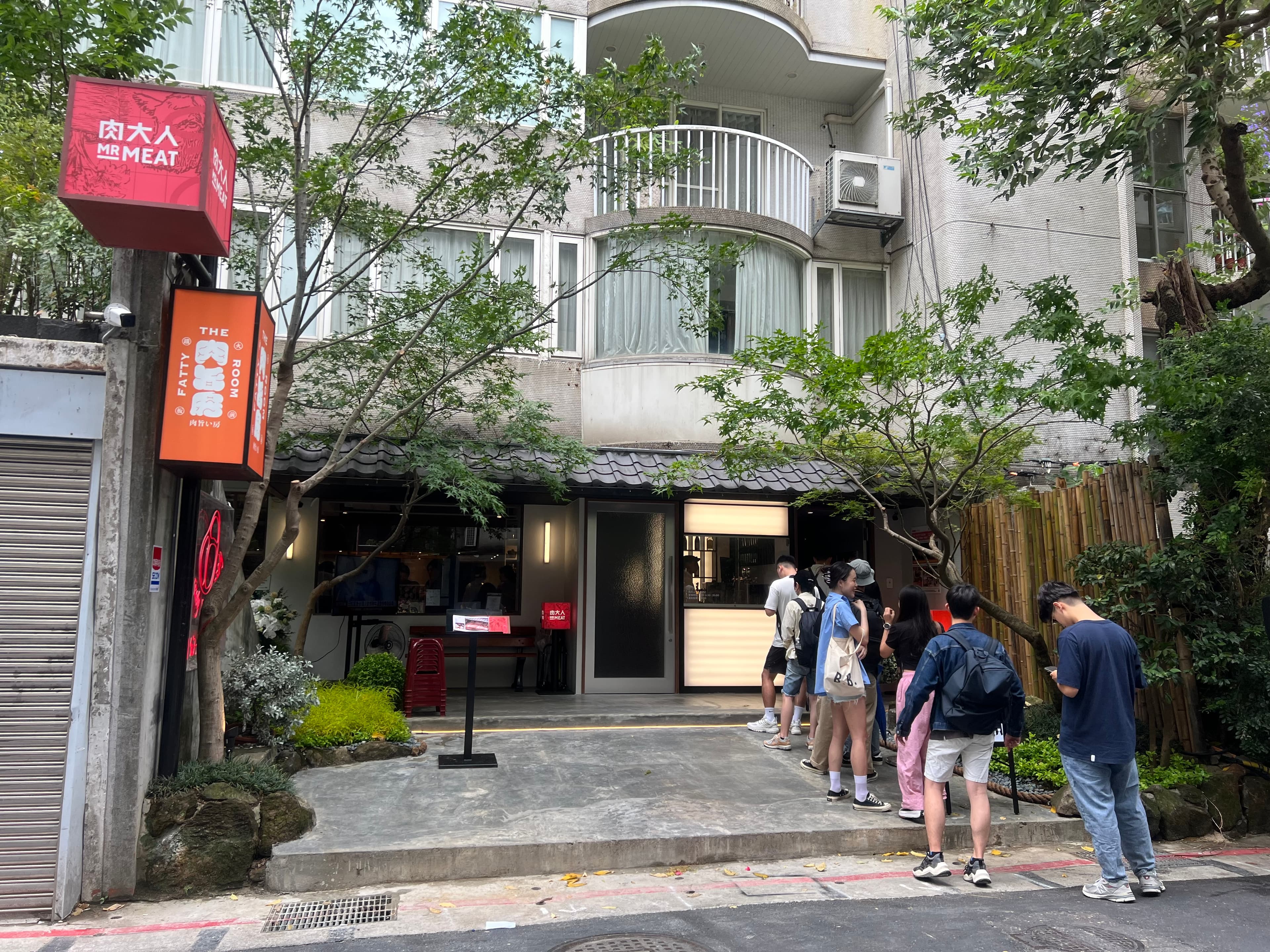 同一個店面分成兩半,除了肉大人,另一半是同集團旗下的漢堡排新品牌「肉旨房」,日前開幕,已經開始大排長龍。