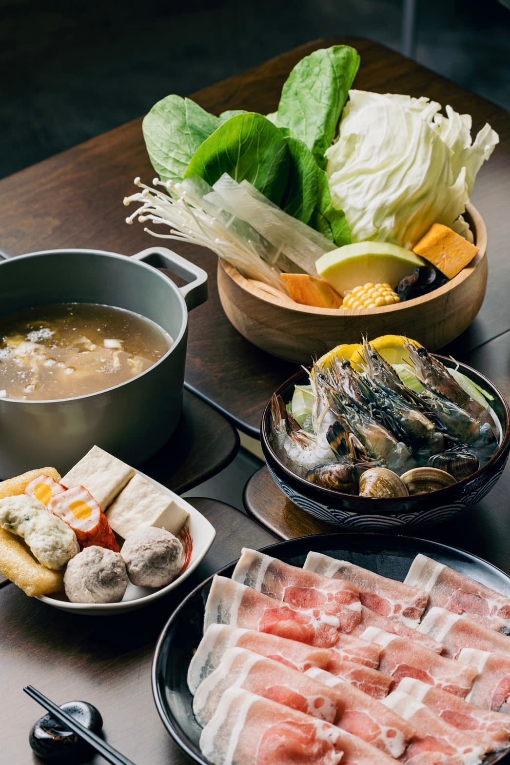 酸白菜湯底、究好帶皮豬五花、蝦子蛤蜊拼盤。(肉大人提供)
