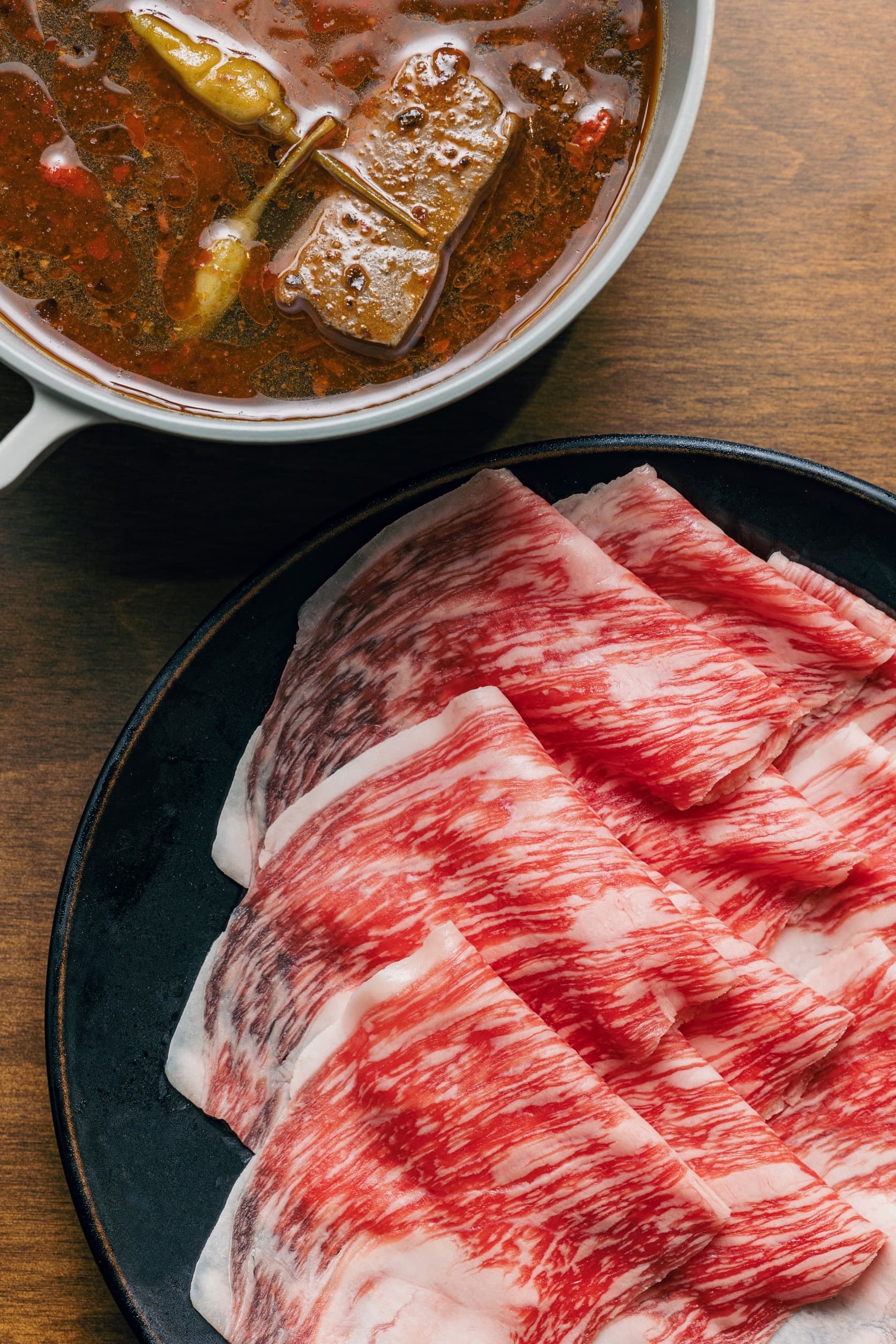 泡椒麻辣湯與日本尾崎和牛。(肉大人提供)