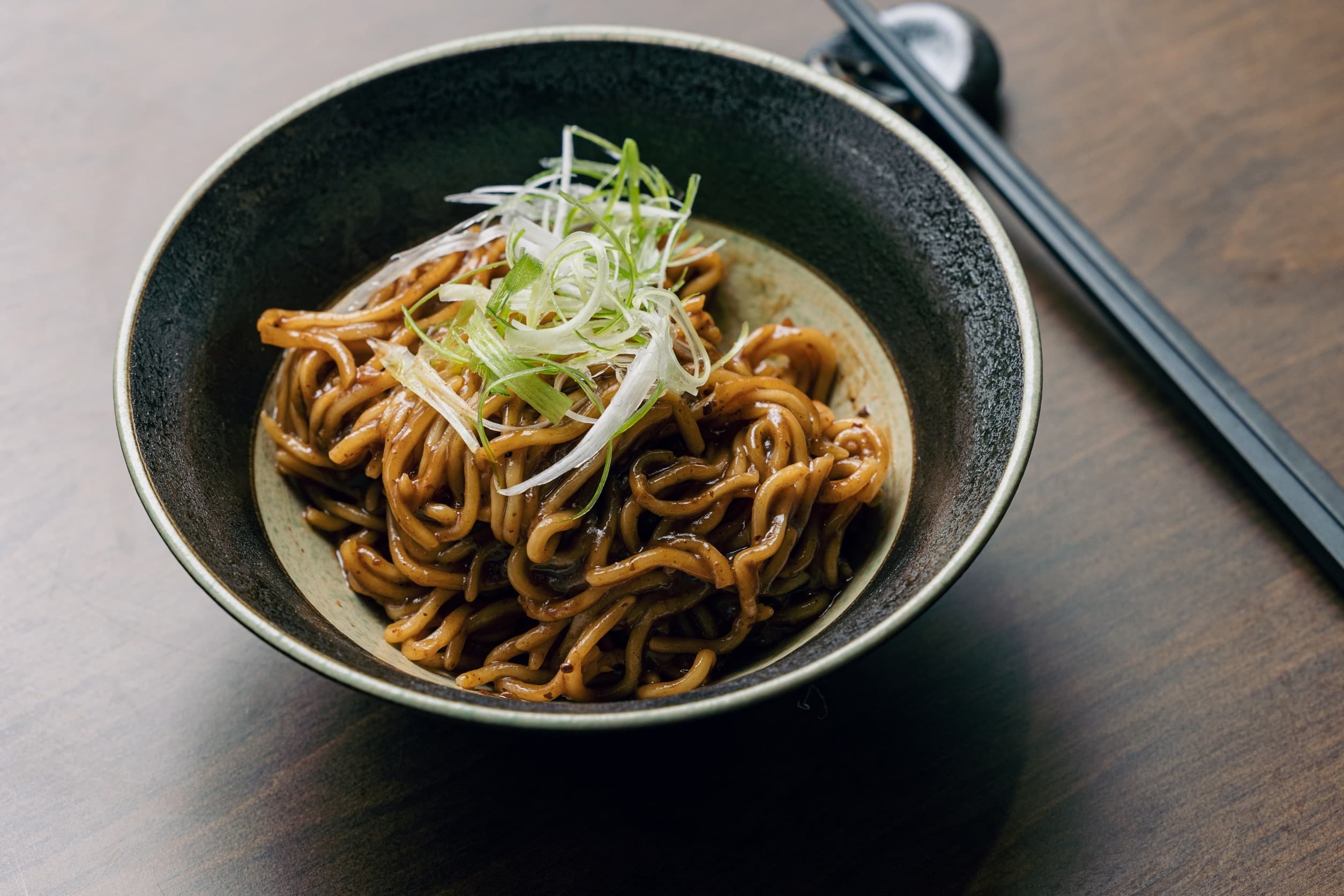 附餐點「老實麻辣麵」需加價30元,但非常值得。(肉大人提供)