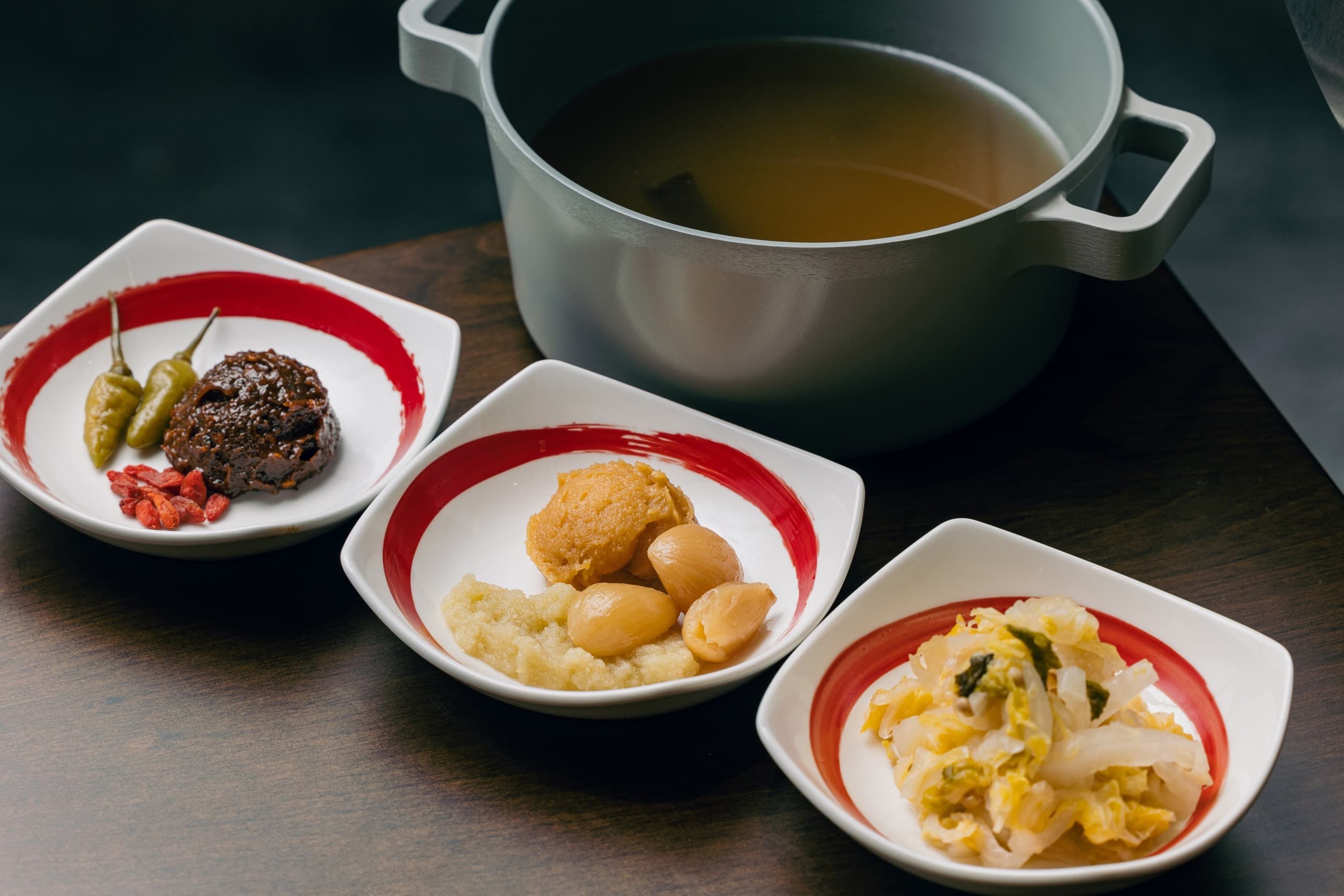 肉大人的發酵食材如泡椒麻辣、蒜頭味噌、酸白菜。(肉大人提供)