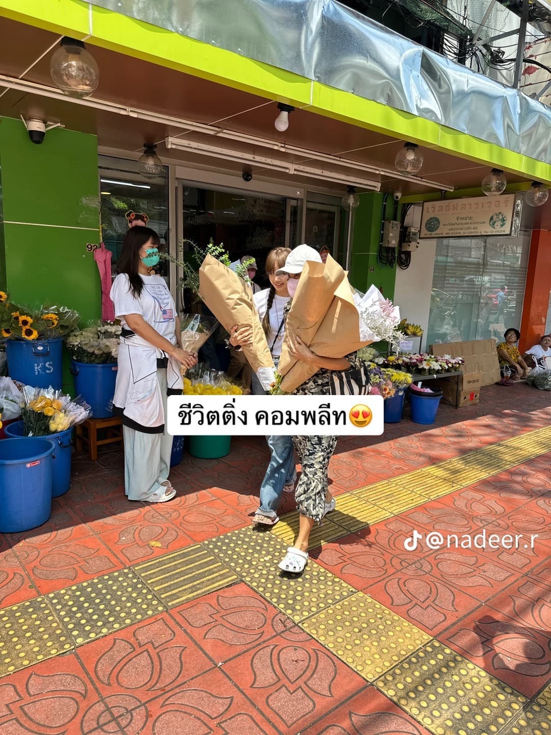 Lisa在曼谷演唱會後被拍到現身曼谷花卉市場。(翻攝自TikTok nadeer.r)