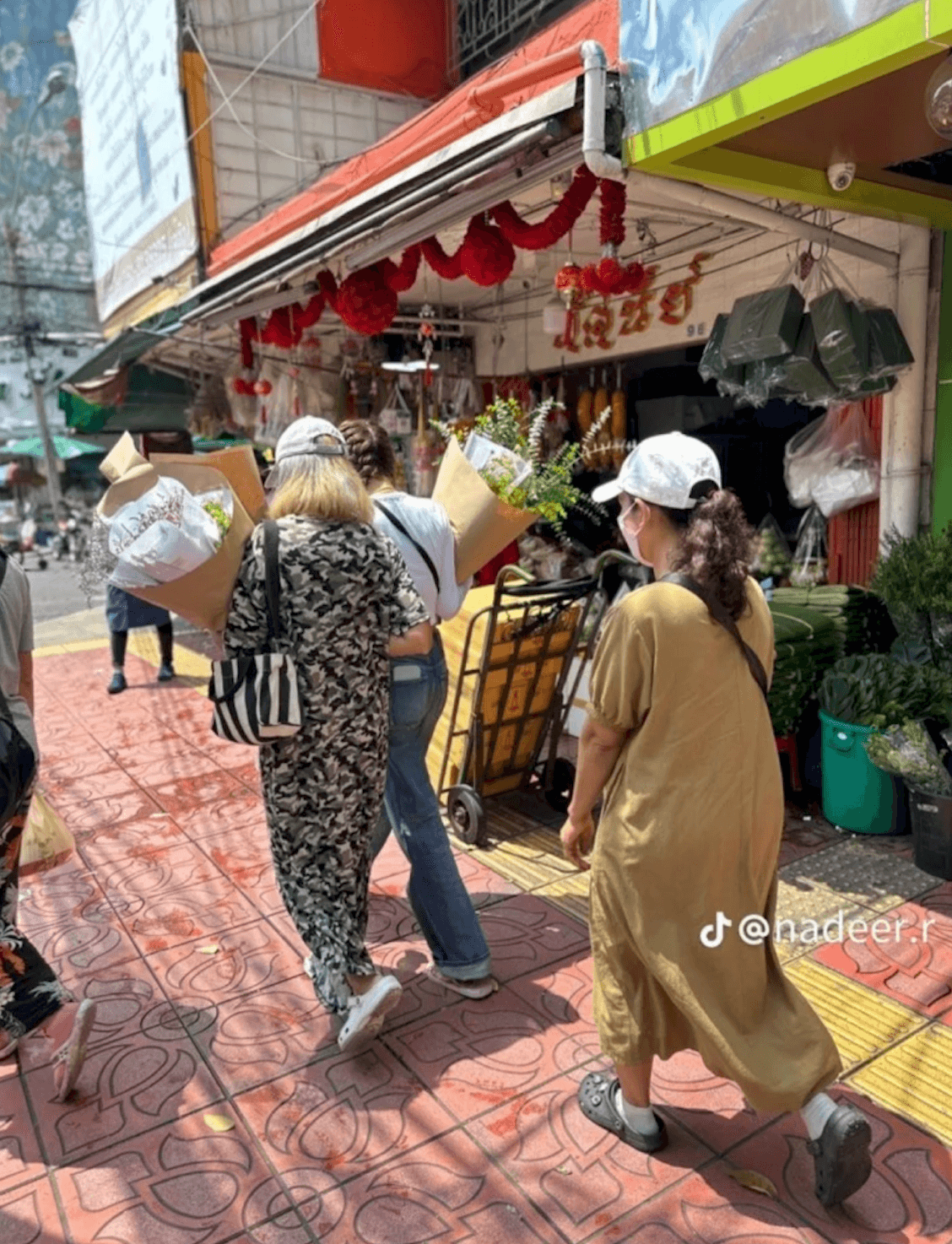 跟媽媽一起採買的Lisa,由背影來看打扮相當輕鬆。(翻攝自TikTok nadeer.r)