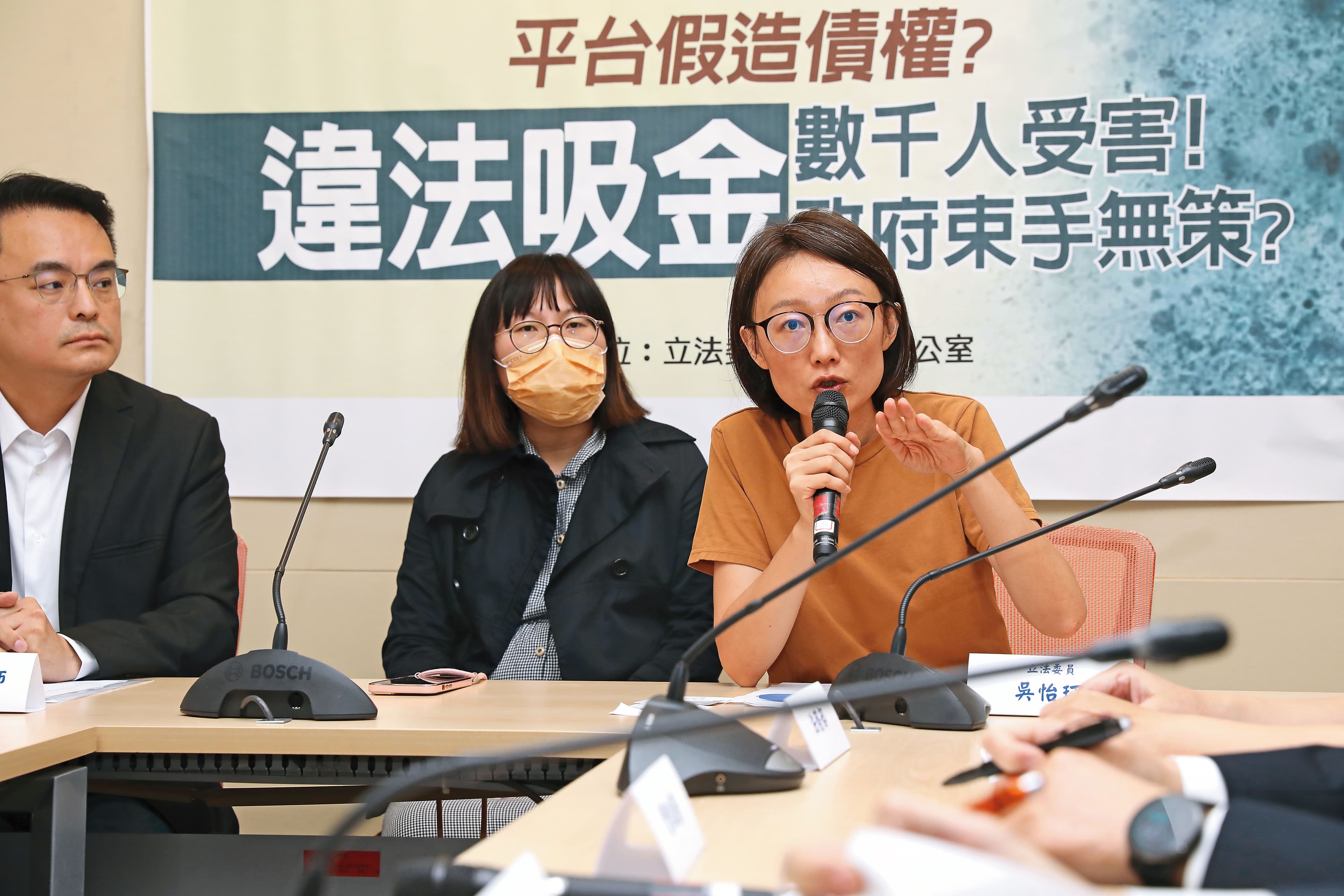 立委吳怡玎(右1)認為不一定需要立法,才能管理債權媒合平台業者。