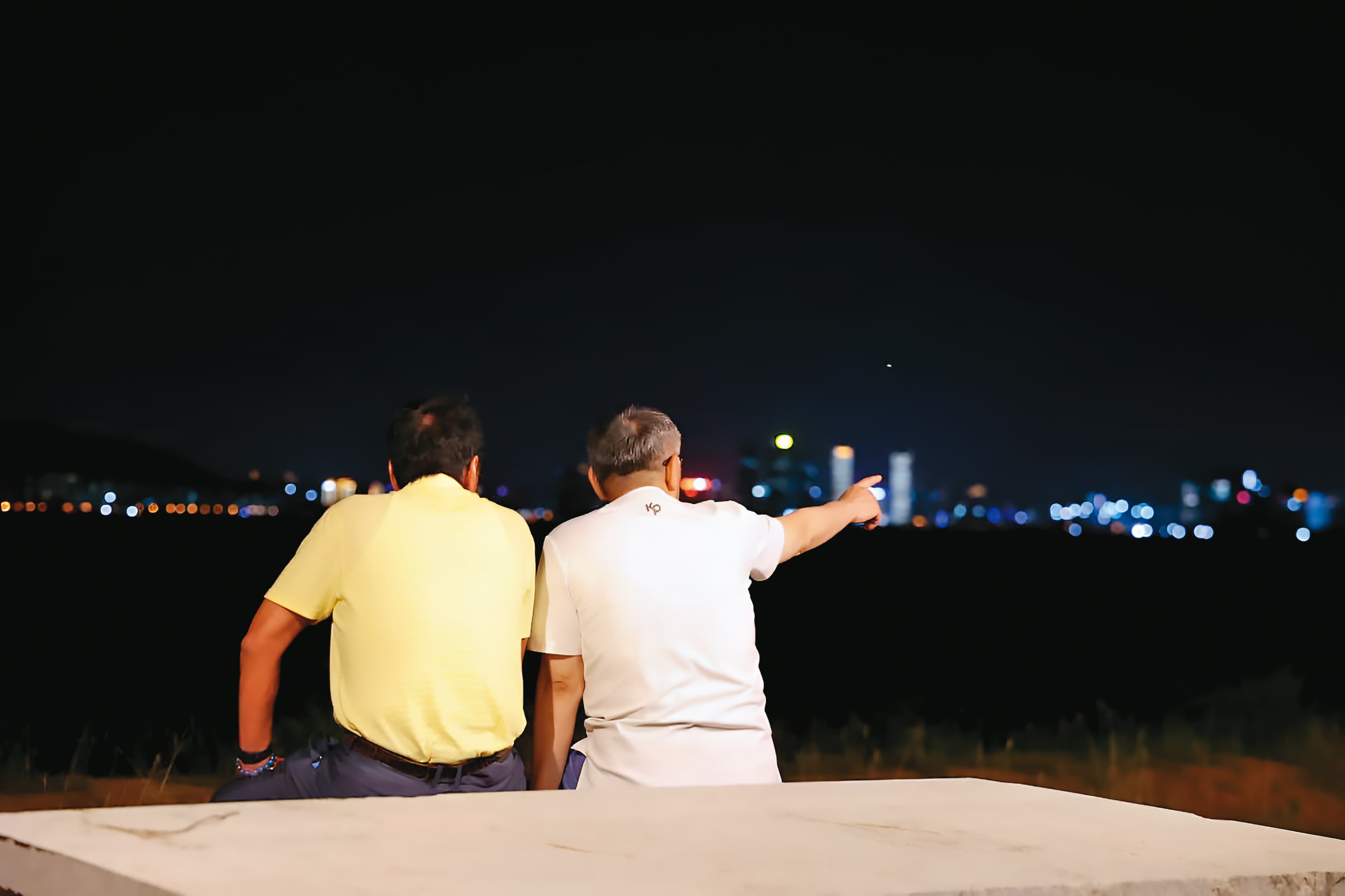 郭台銘(左)5月30日不僅搭私人專機直飛金門,當晚還直奔柯文哲(右)下榻民宿,一起散步到海邊看海,留下經典畫面。(翻攝郭台銘臉書)