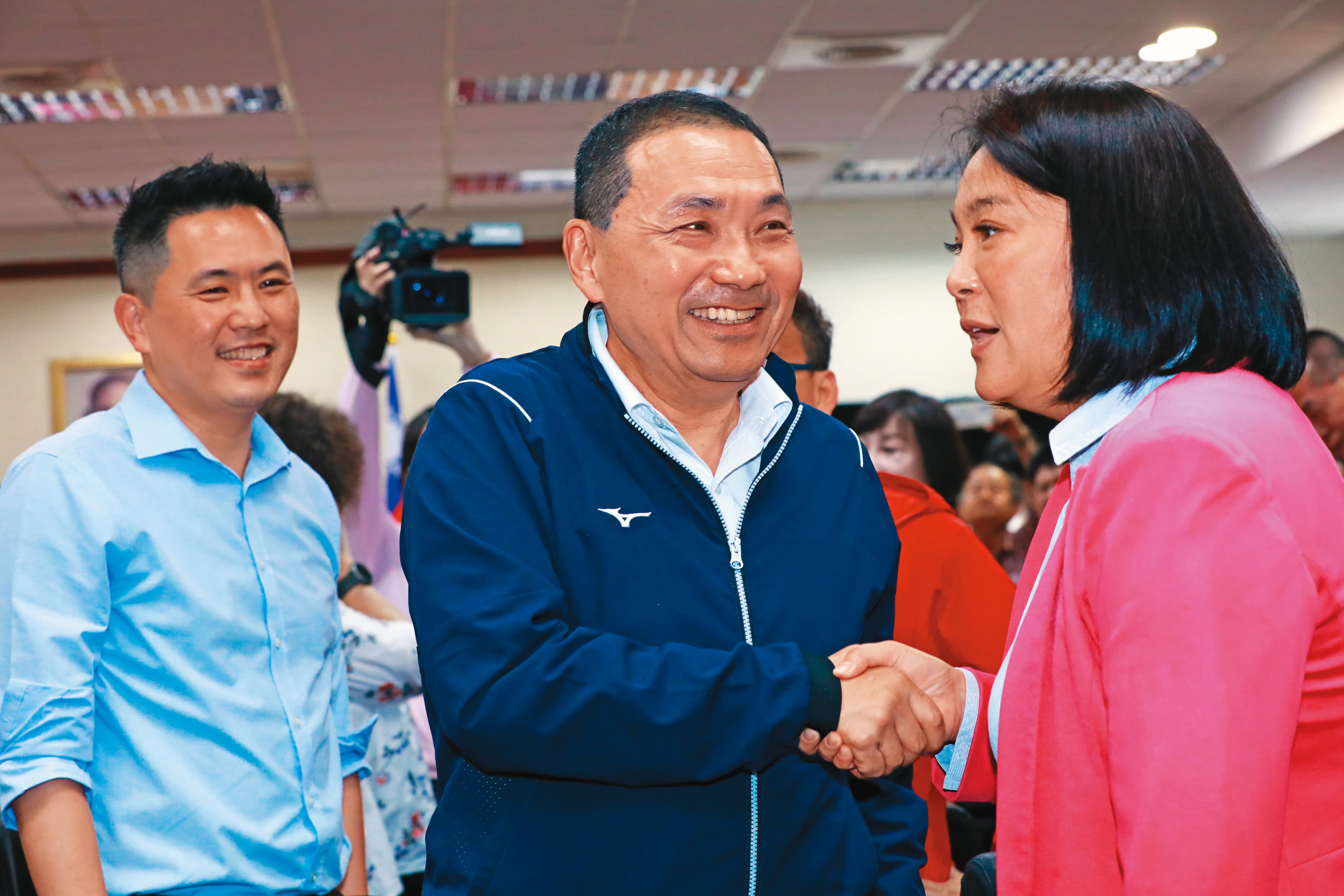 侯友宜(中)5月31日拜會國民黨團,挺郭立委陳玉珍(右)特地從金門飛回來出席,被藍營認為整合郭台銘仍有轉圜空間。