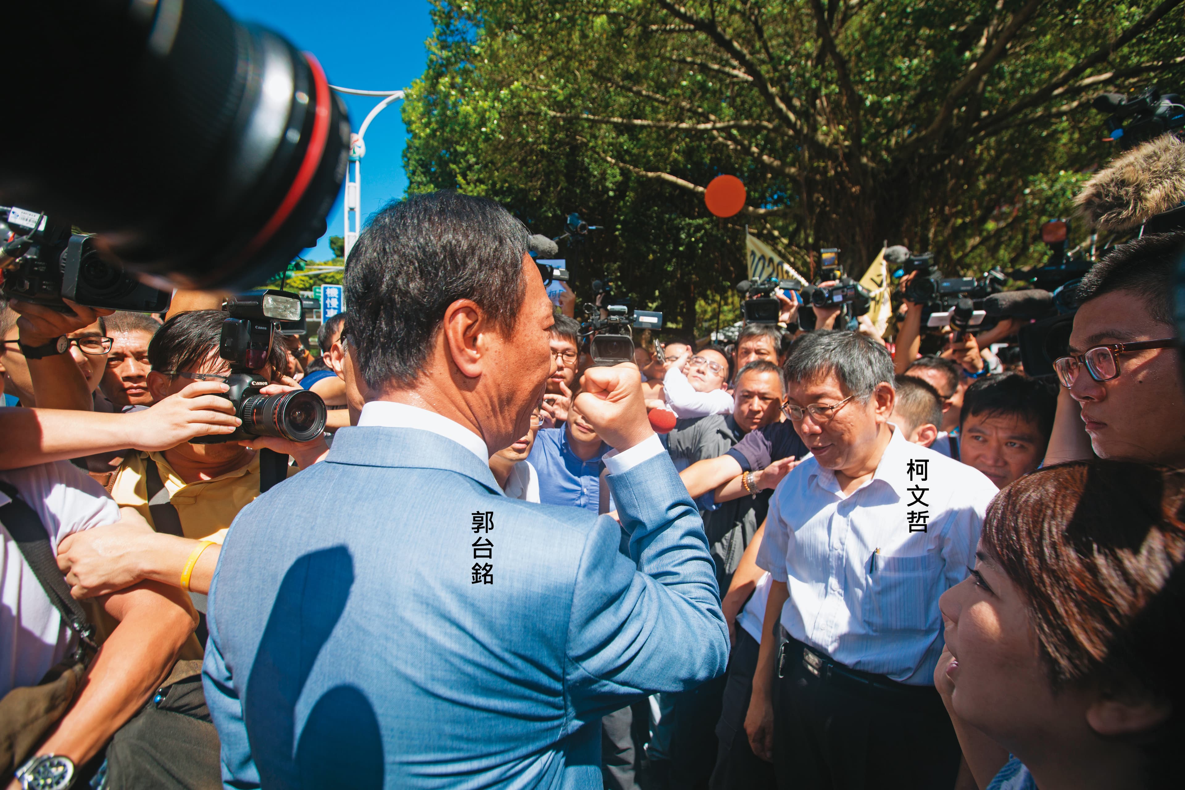 郭台銘4年前在登記最後一刻棄選總統,柯文哲這次已定調參選總統到底,內部更否決柯郭配、郭柯配的選項。圖為柯郭2019年在823砲戰紀念公園合體。