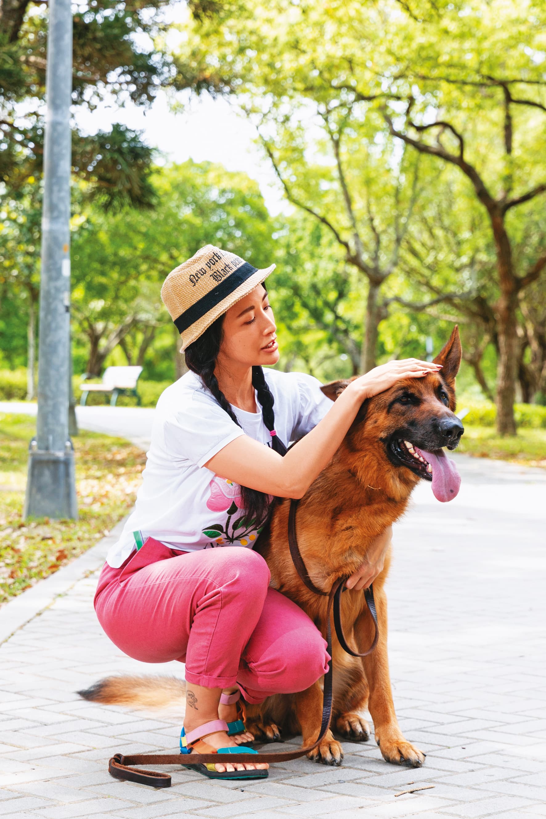 李蒨蓉平日最愛帶著Wolfy到公園散步,Wolfy也乖乖配合。