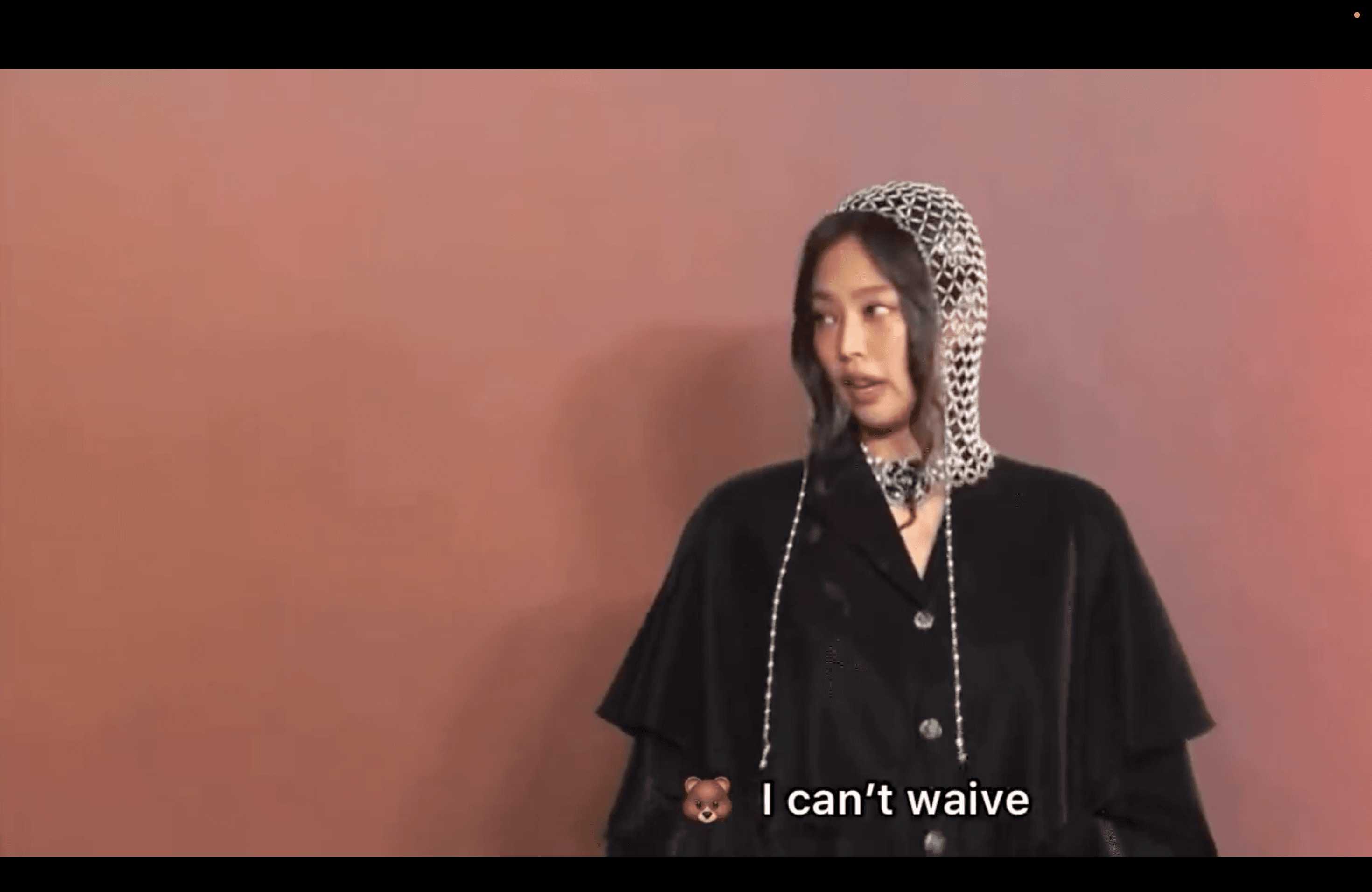 Jennie昨出席香奈兒活動拍照時拒絕揮手,工作人員表示她受傷了。(網路圖片)