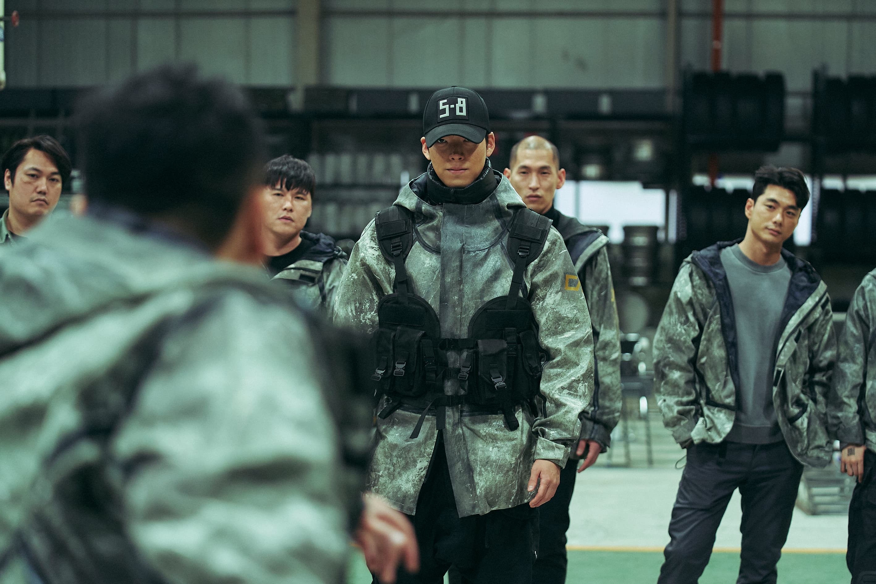 金宇彬（中）在《末日騎士》中飾演傳奇宅配員，負責在惡劣的環境中運送氧氣和生活用品。（Netflix提供）
