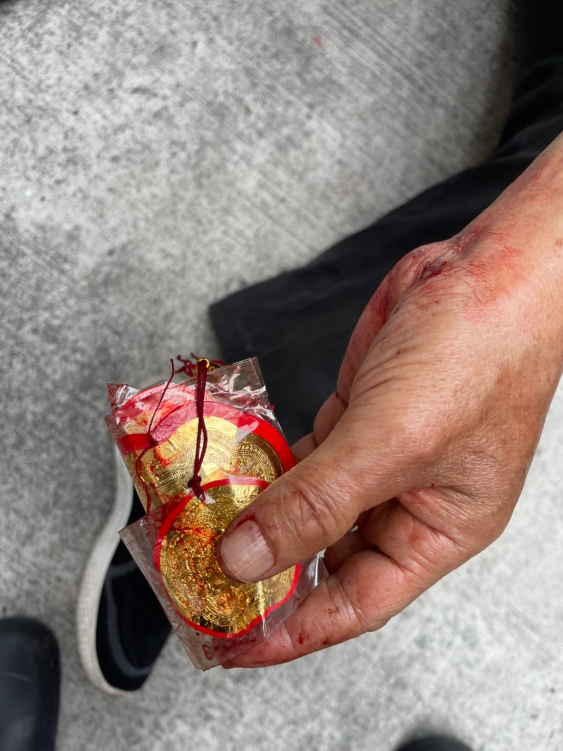 王男落網時,手上還緊握得手的7面金牌。(翻攝畫面)