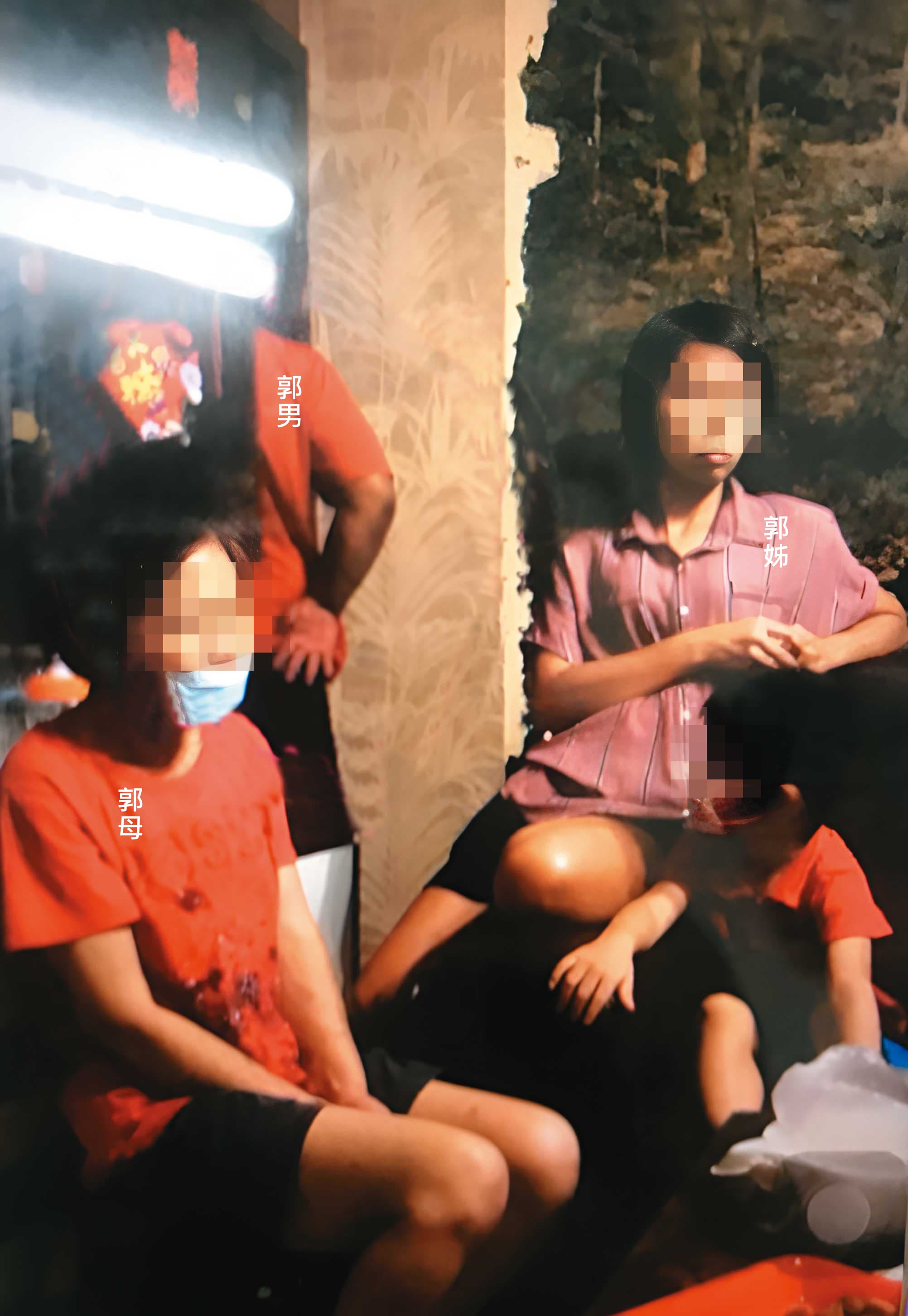 郭男毆打媽媽時,姊姊坐在一旁,視若無睹,完全未制止。(翻攝畫面)