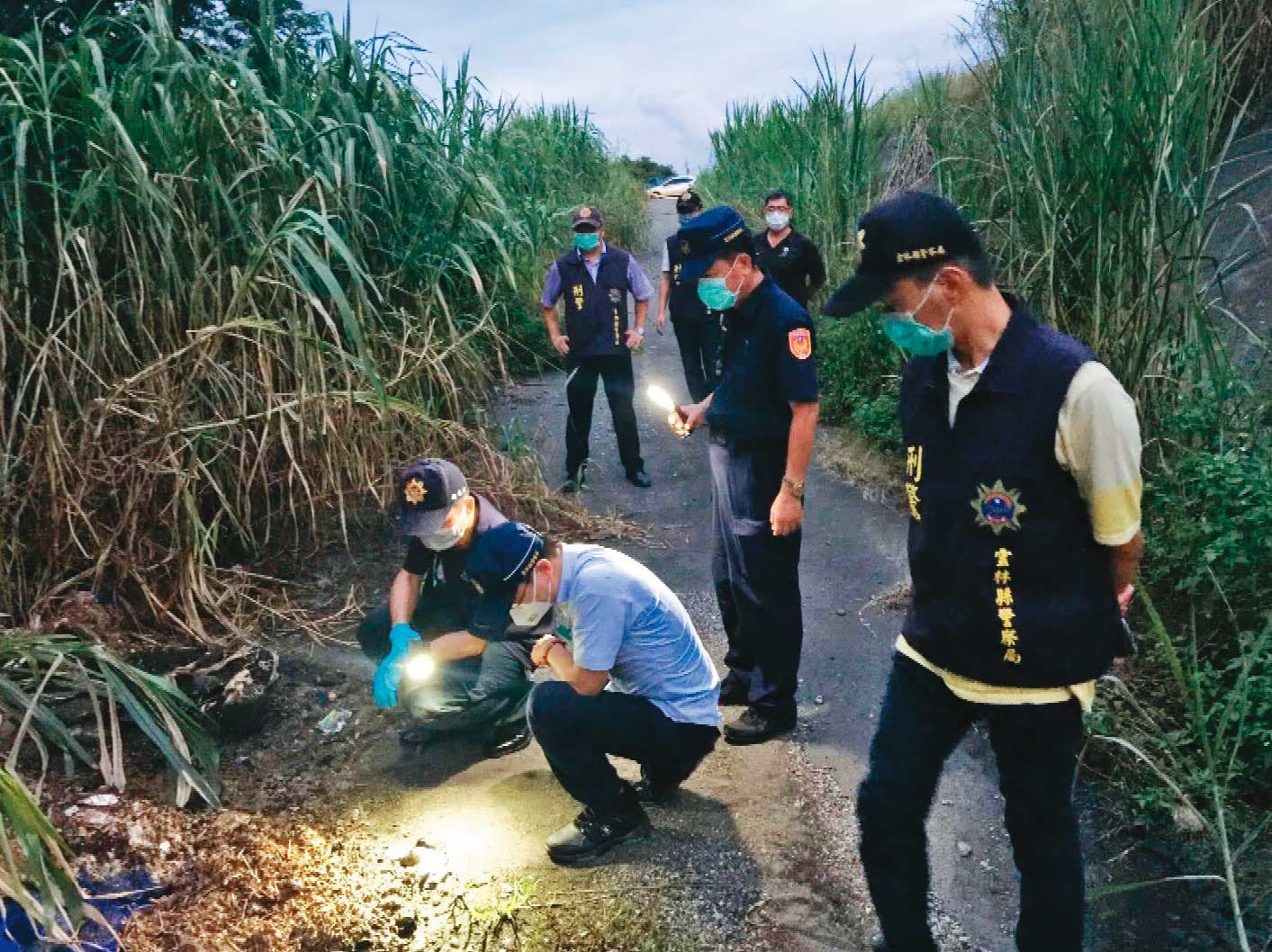警方獲報前往白骨案現場勘驗,初步研判死者是年約60歲的婦人。(東森新聞提供)