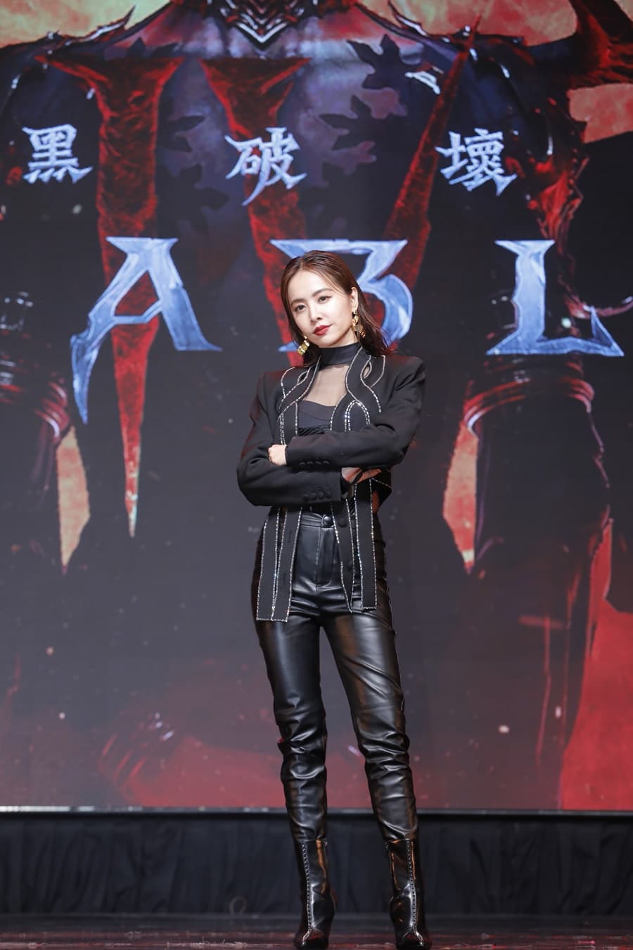 蔡依林化身惡女,翻桌、摔盤子樣樣來。