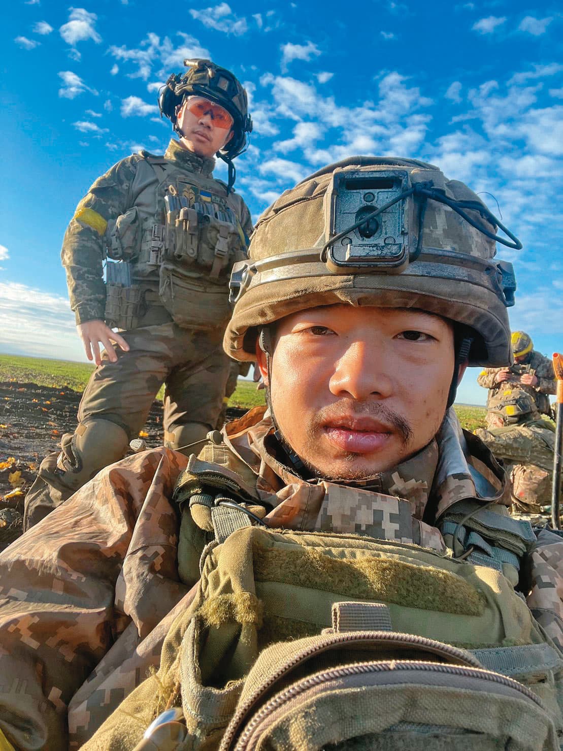 Cai(右)與陳晞共赴烏克蘭,多次與俄軍正面交鋒。圖為兩人正在等車,準備前往前線。(Cai提供)