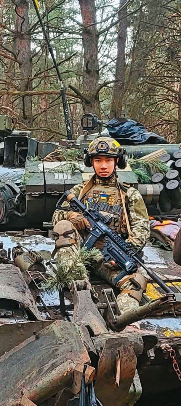 離開烏克蘭後,陳晞在社群媒體回顧自己的戰場故事,有人留言讚他英雄,他回應:「真正的英雄不是還在前線作戰,就是已經長眠。」圖為他出任務時持M4A1步槍、配備M320槍榴彈,任務地點至今不能透露。(陳晞提供)