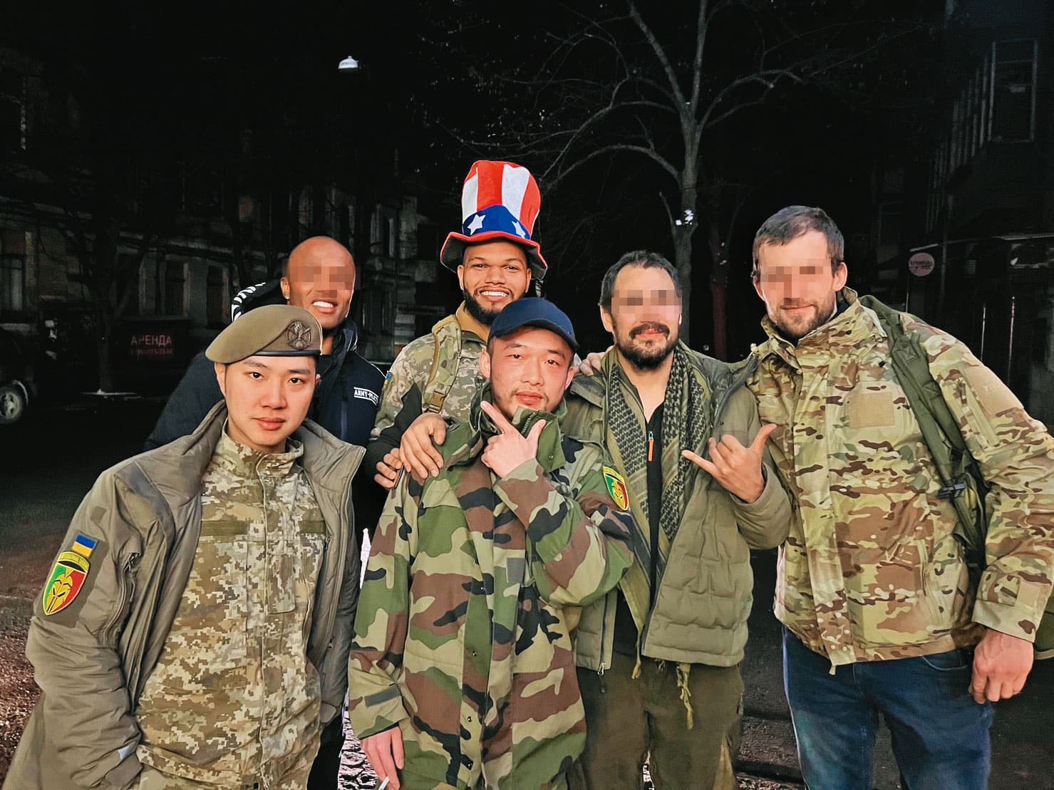 陳晞(前左1)、Cai(前左2)與巴西隊友Maxuel Vukapanavo(後排戴帽者)至今保持聯繫。Maxuel Vukapanavo曾在Cai負傷時將他一肩扛起。(Cai提供)