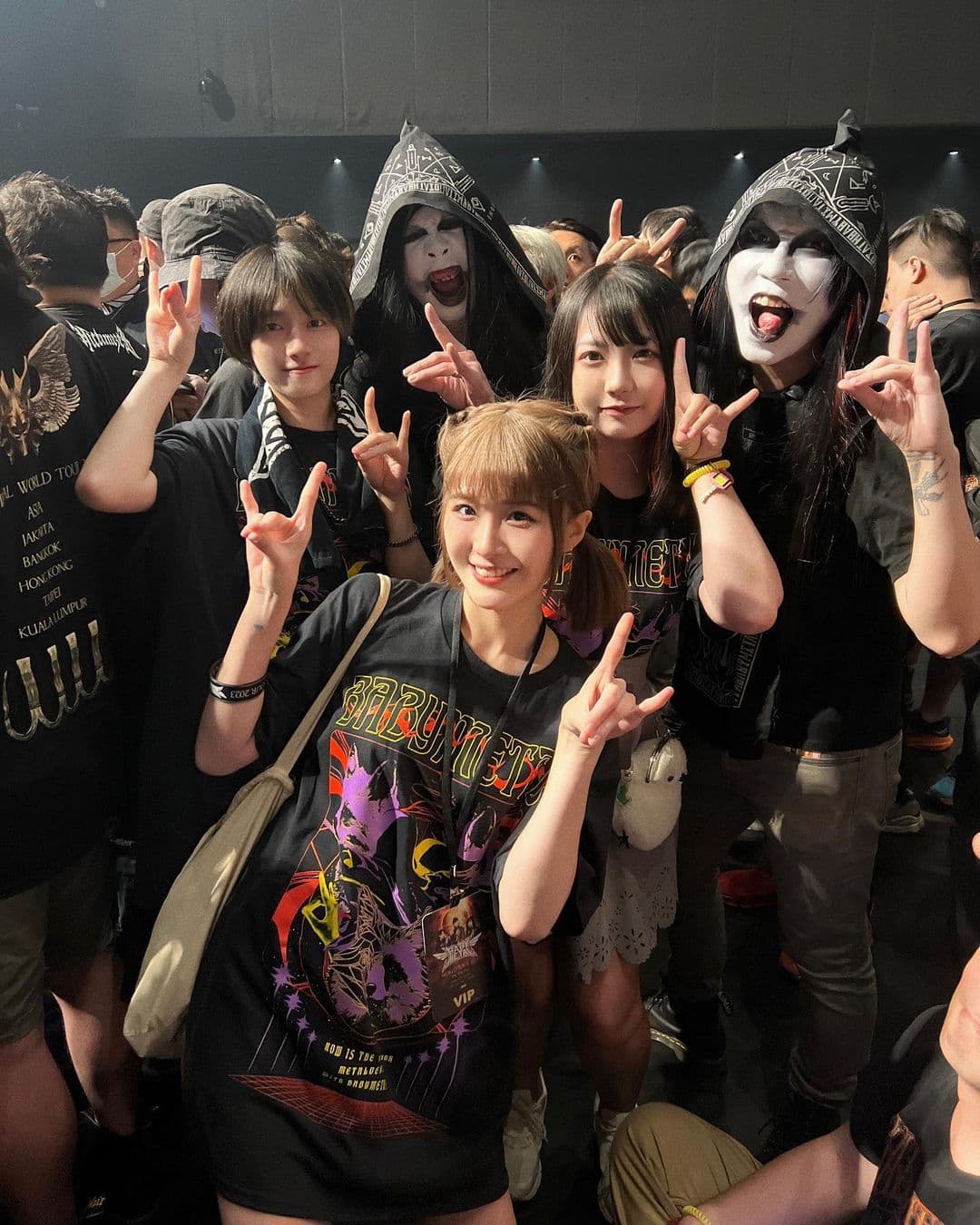 「樂天女孩」凱伊（前）自己買票朝聖BABYMETAL演唱會，看完感觸良多。（翻攝自凱伊Instagram）