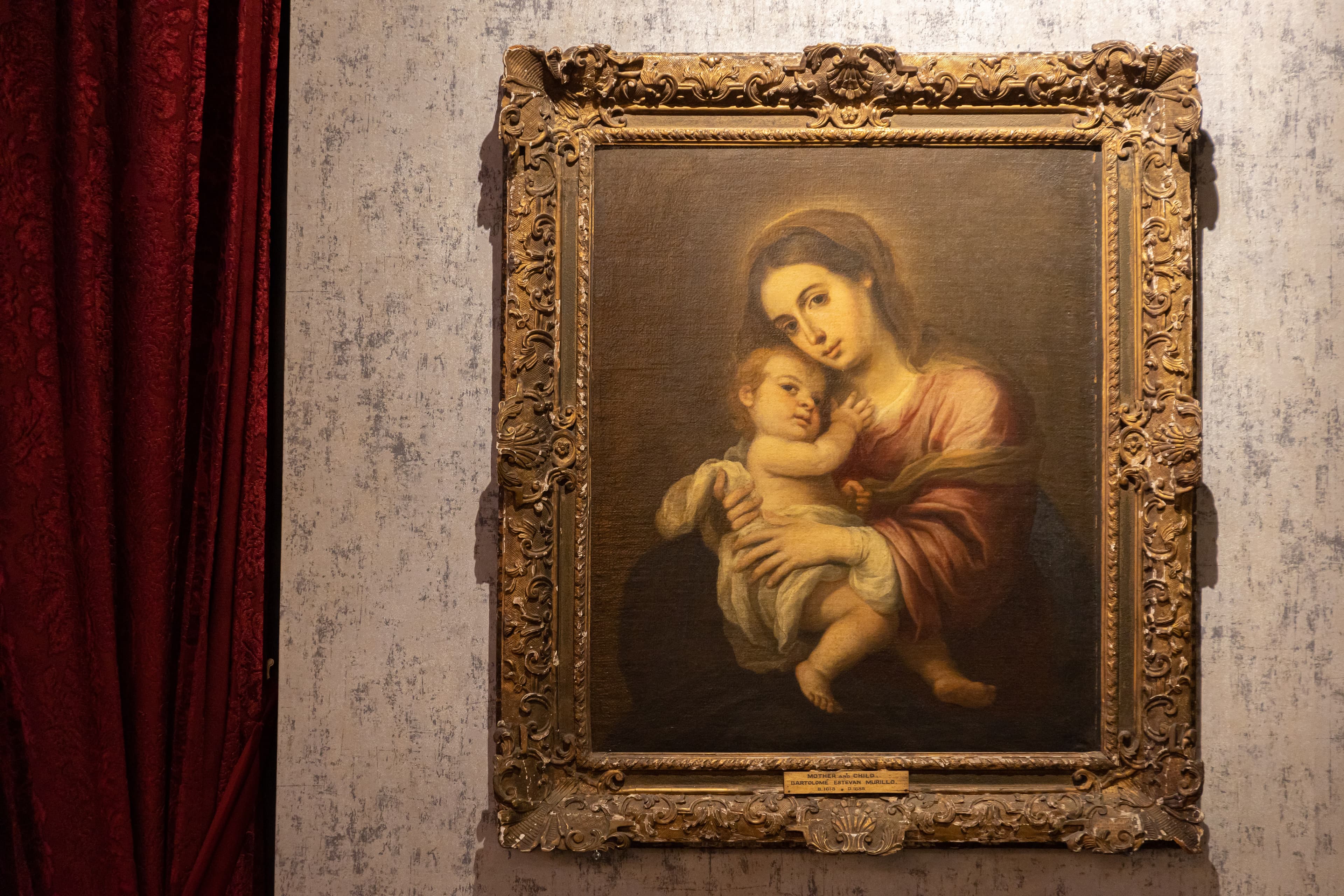 畫家習作真跡《母與子》(Mother and Child),眼睛的畫法與蒙娜麗莎類似,讓人走到哪兒都有被凝視的感覺。