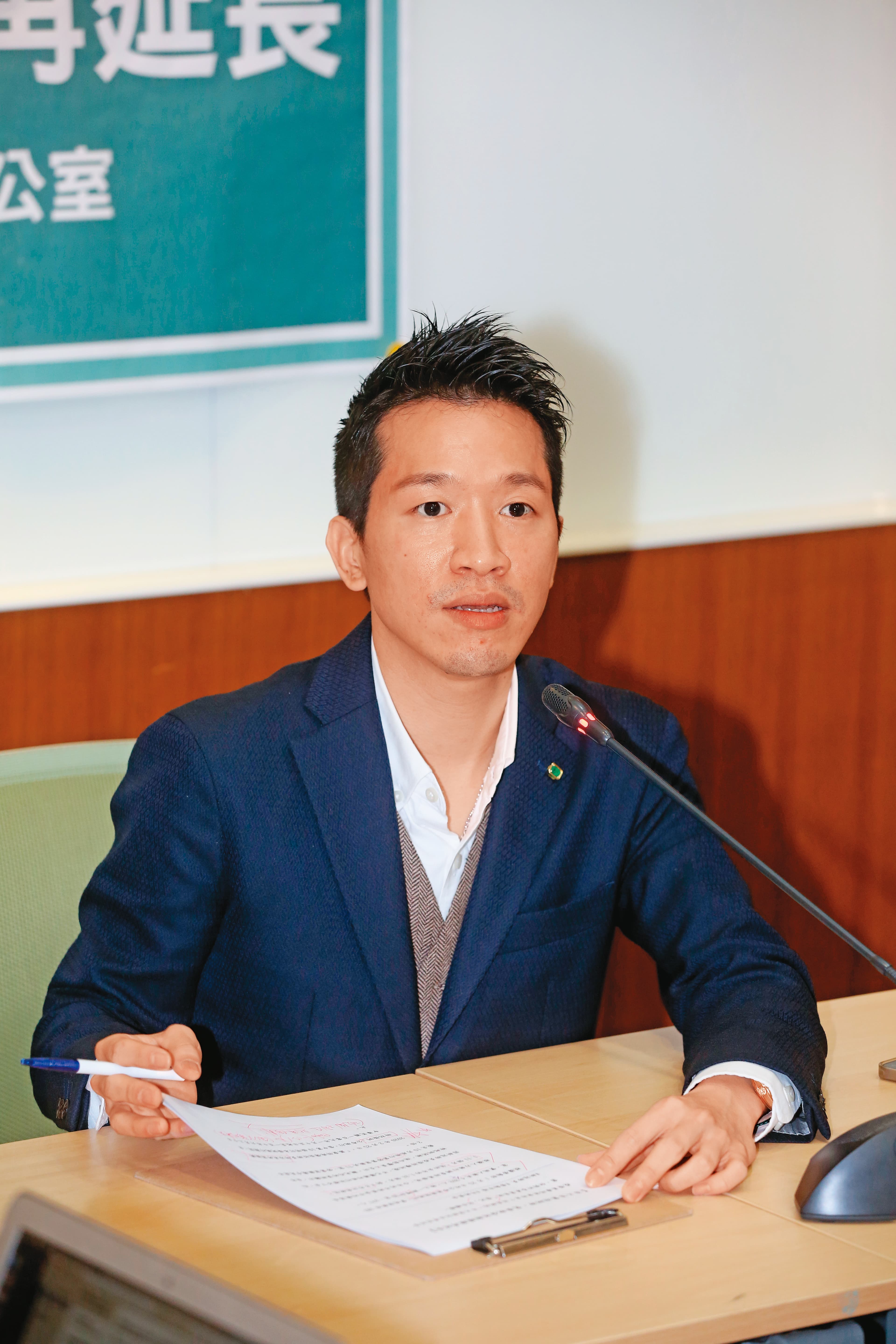 何志偉遭民眾控訴亂摸手臂。