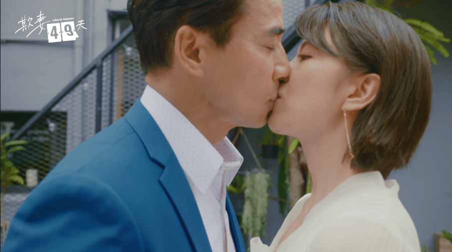  翁家明廖苡喬在巷子擁吻。（華視提供）