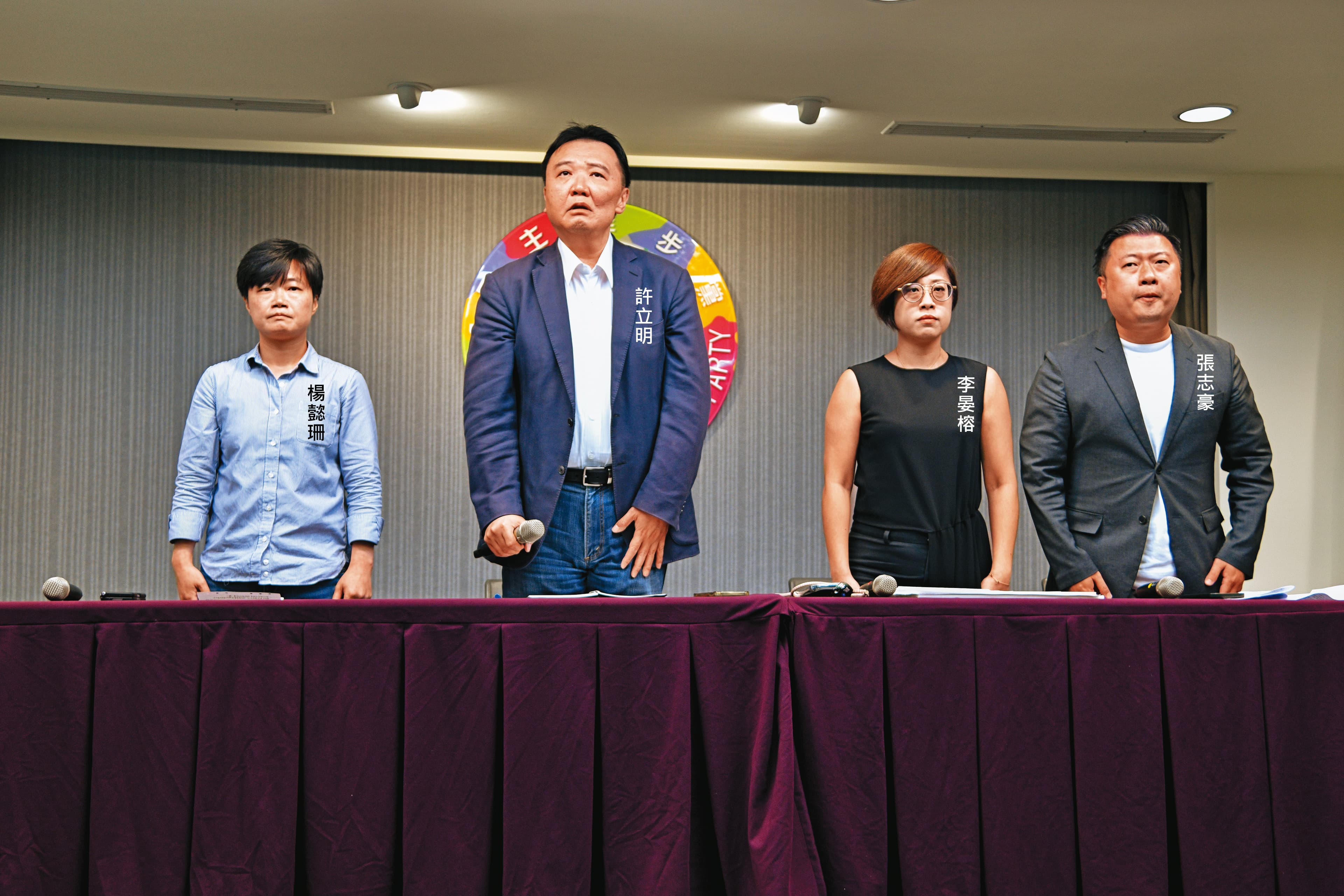 主席室主任周威佑、副祕書長楊懿珊、性平部主任李晏榕，組成性平事件調查小組。圖為民進黨祕書長許立明率相關黨務主管向受害者與社會致歉。