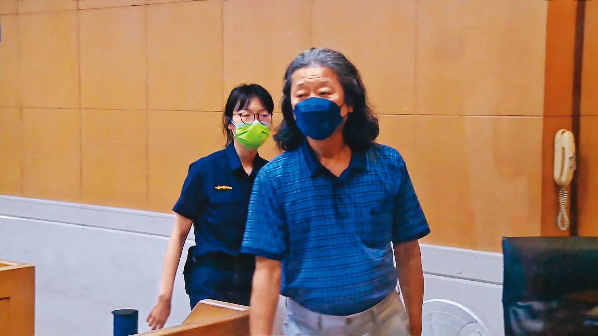 行政院前顧問陳振坤(右)在宜蘭租屋供曾國緯藏匿,檢方還懷疑他幫曾脫產,訊後原將他以5萬元交保,但他喊缺錢,才改以3萬元保釋。(東森新聞提供)