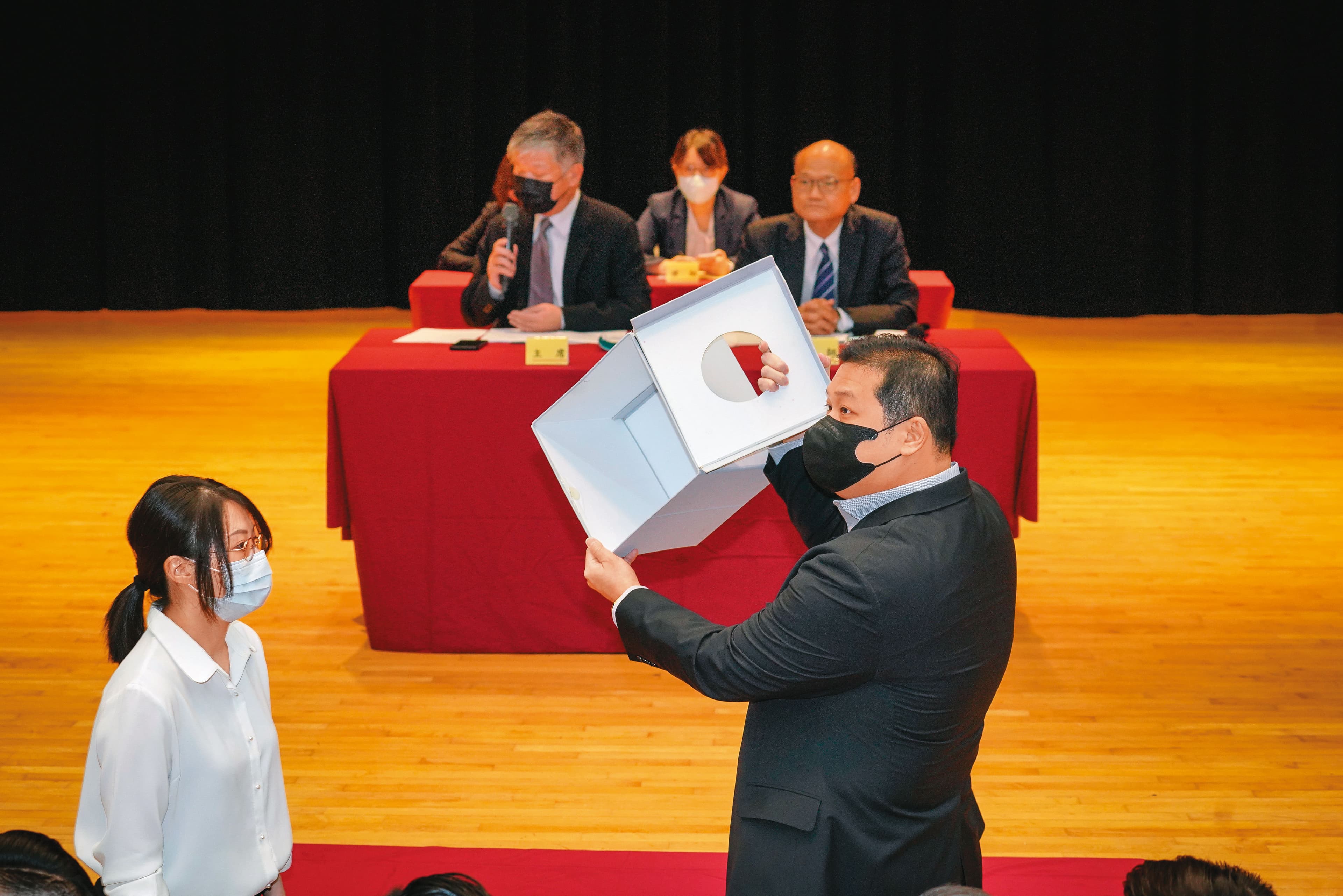 龍邦遭詹家指控,股臨會改選當天發生投票股數大於出席股數的弊端。