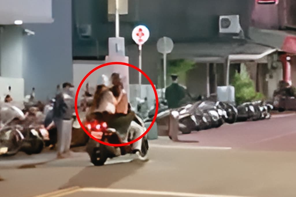 周曉涵被王新凱載著揚長離去,畢竟機車的座位大小有限,兩人肉貼著肉消失在夜色之中。(讀者提供)