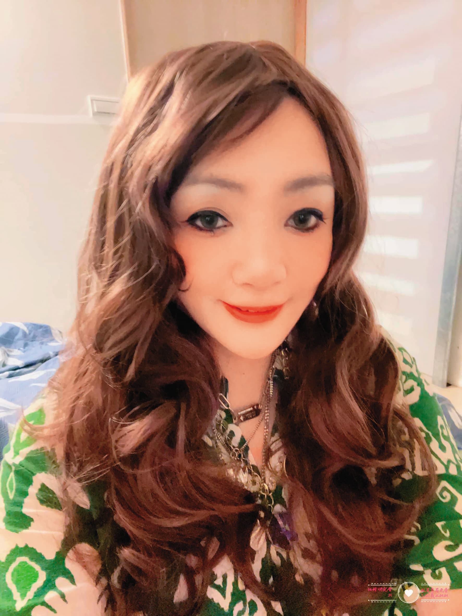 凌葳葳17歲就在酒店上班,經常分享酒店祕辛。(翻攝自凌葳威臉書)