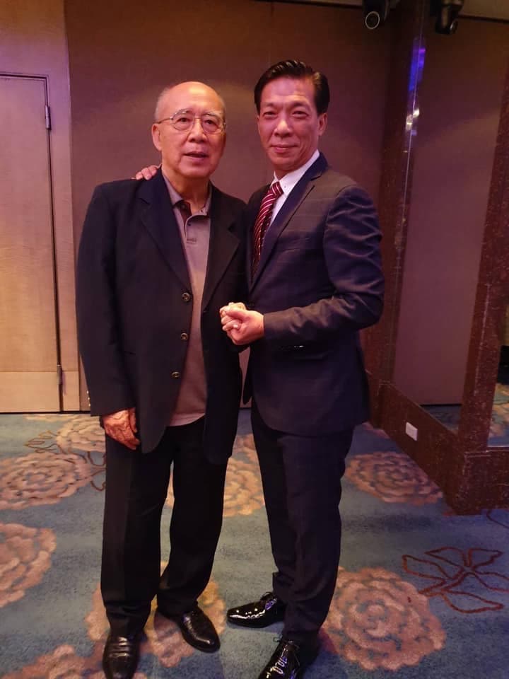 三聯集團吸金案主嫌徐少東(右)與藍營大老吳伯雄(左)合照。(讀者提供)