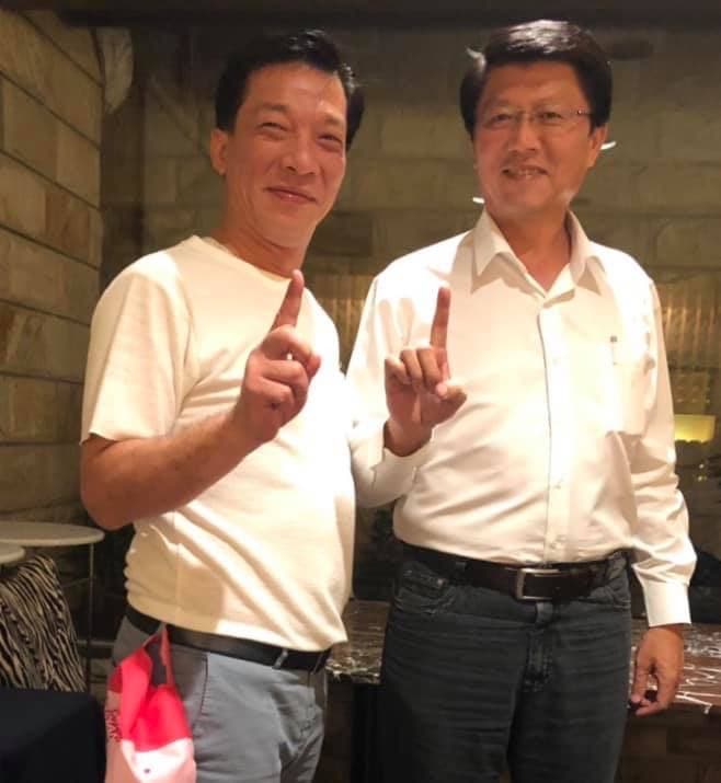 三聯集團吸金案主嫌徐少東(左)與台南市議員謝龍介(右)合照。(讀者提供)