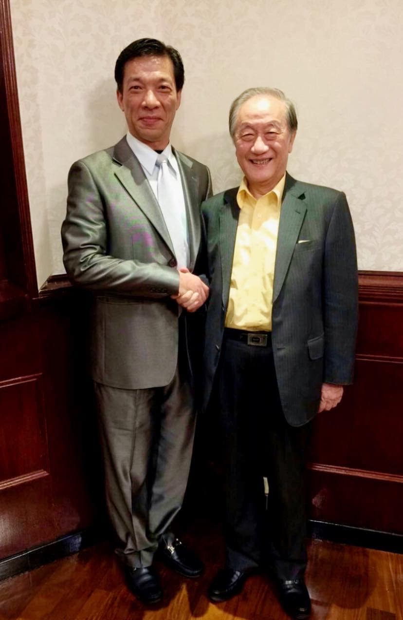 三聯集團吸金案主嫌徐少東(左)與新黨前主席郁慕明(右)合照。(讀者提供)