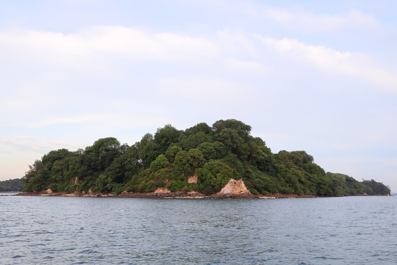 聖約翰島有一處白沙灘,也可選擇登島行程。