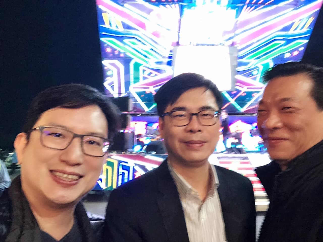 三聯集團吸金案主嫌徐少東(右1)與高雄市長陳其邁(中)合照。(讀者提供)
