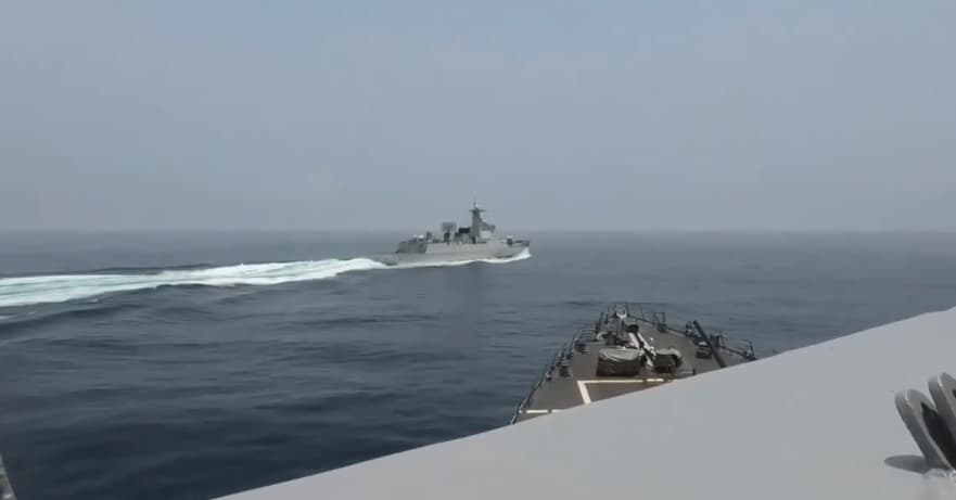 美軍在台海演習期間,中共軍艦迅速航行穿越切入前方位置。(翻攝自dvidshub.net)