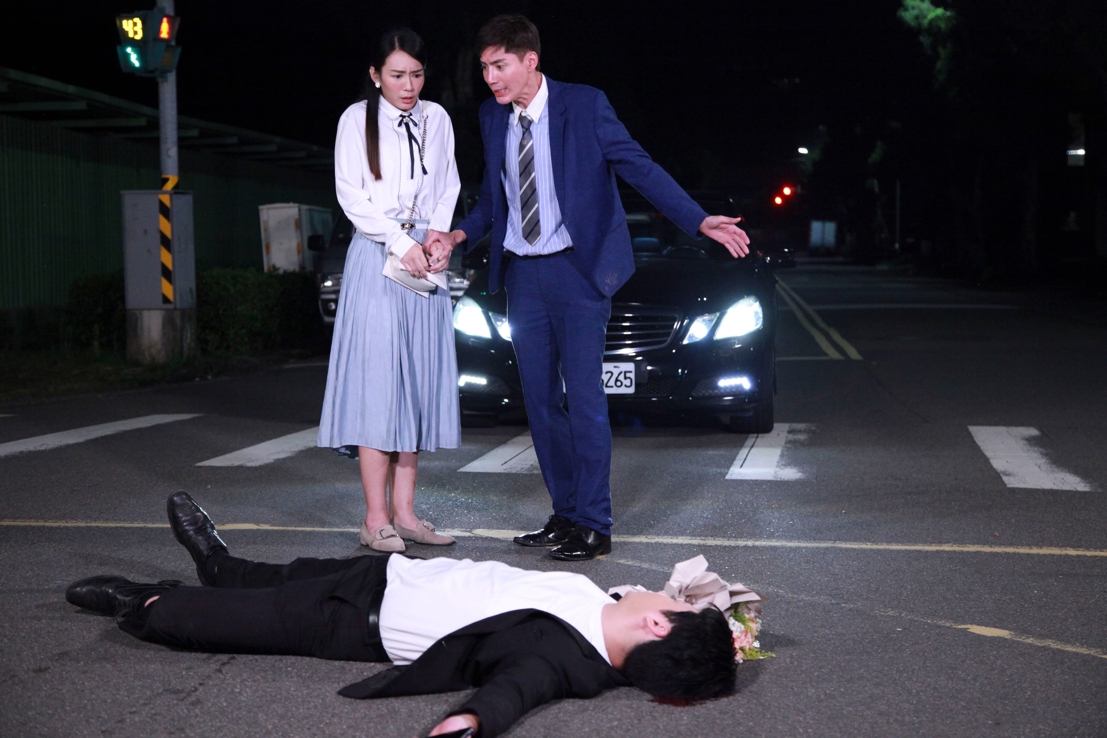 王凱《市井豪門》中酒後駕車撞到人,和李又汝討論要駕車逃逸。(民視提供)