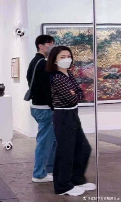 關之琳雖然比較鮮明是跟富商名字連一起的印象,但也有不少鮮肉插曲。(微博圖片)
