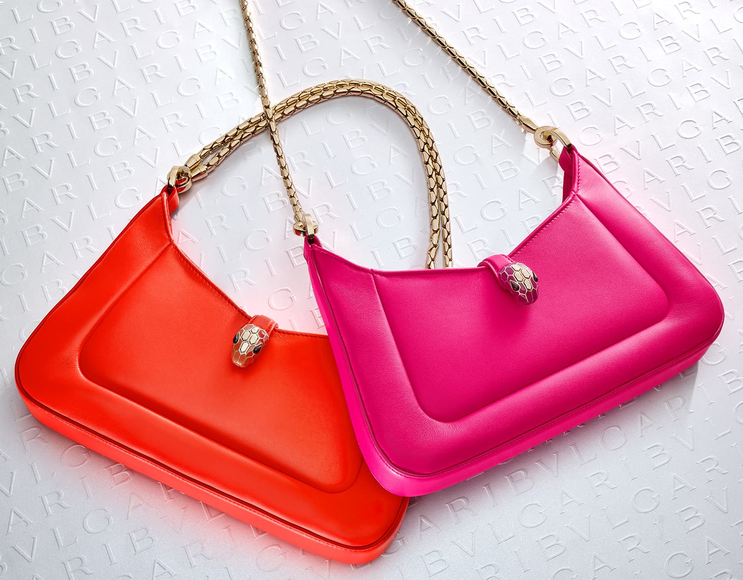 Serpenti Baia小牛皮肩背包。各NT$79,400(寶格麗提供)